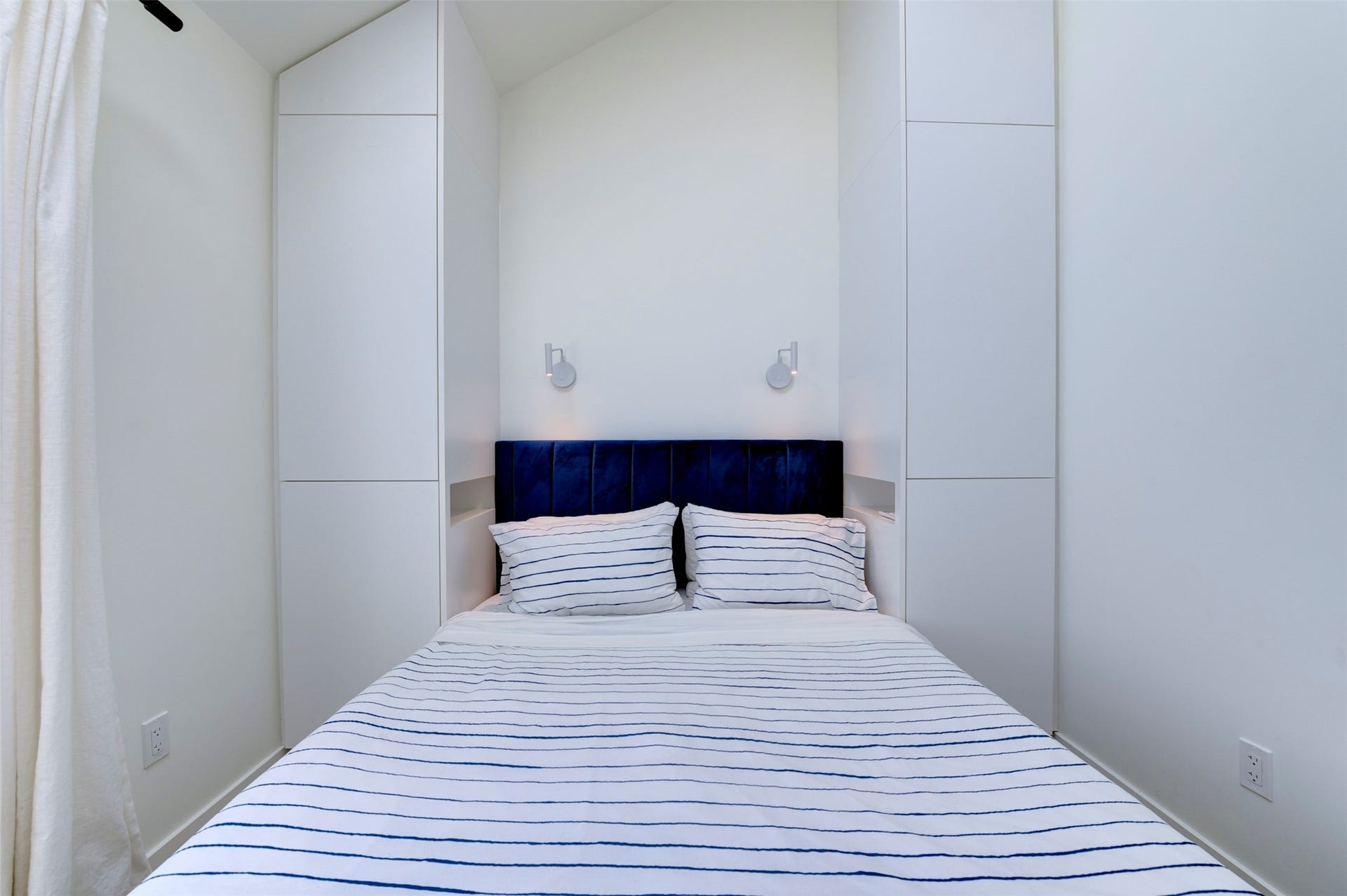 2906 Avenue R 1/2, Galveston, TX 77550 Back house Queen guest bedroom with built-in wardrobes