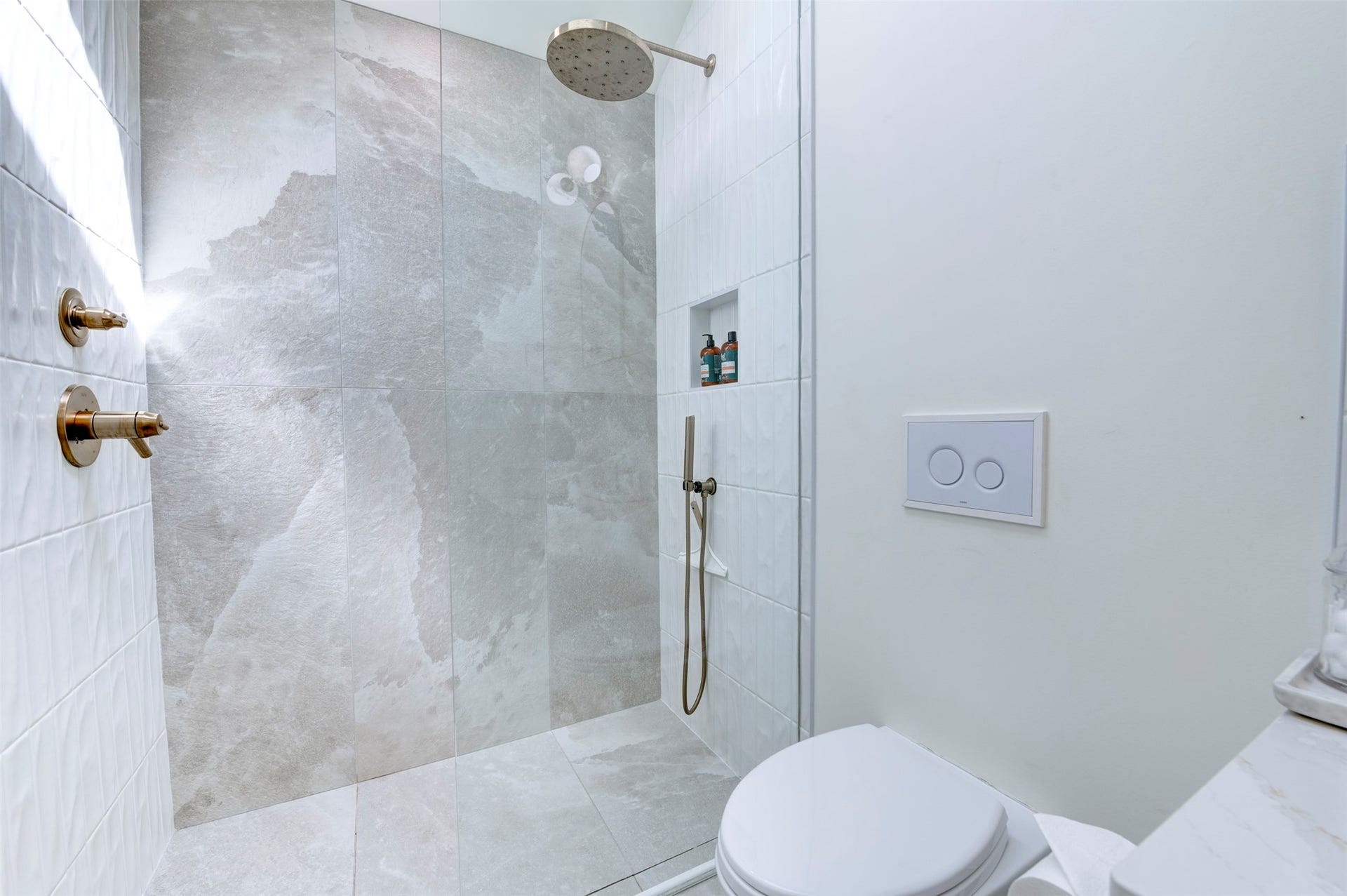 2906 Avenue R 1/2, Galveston, TX 77550 Elegant shower back house
