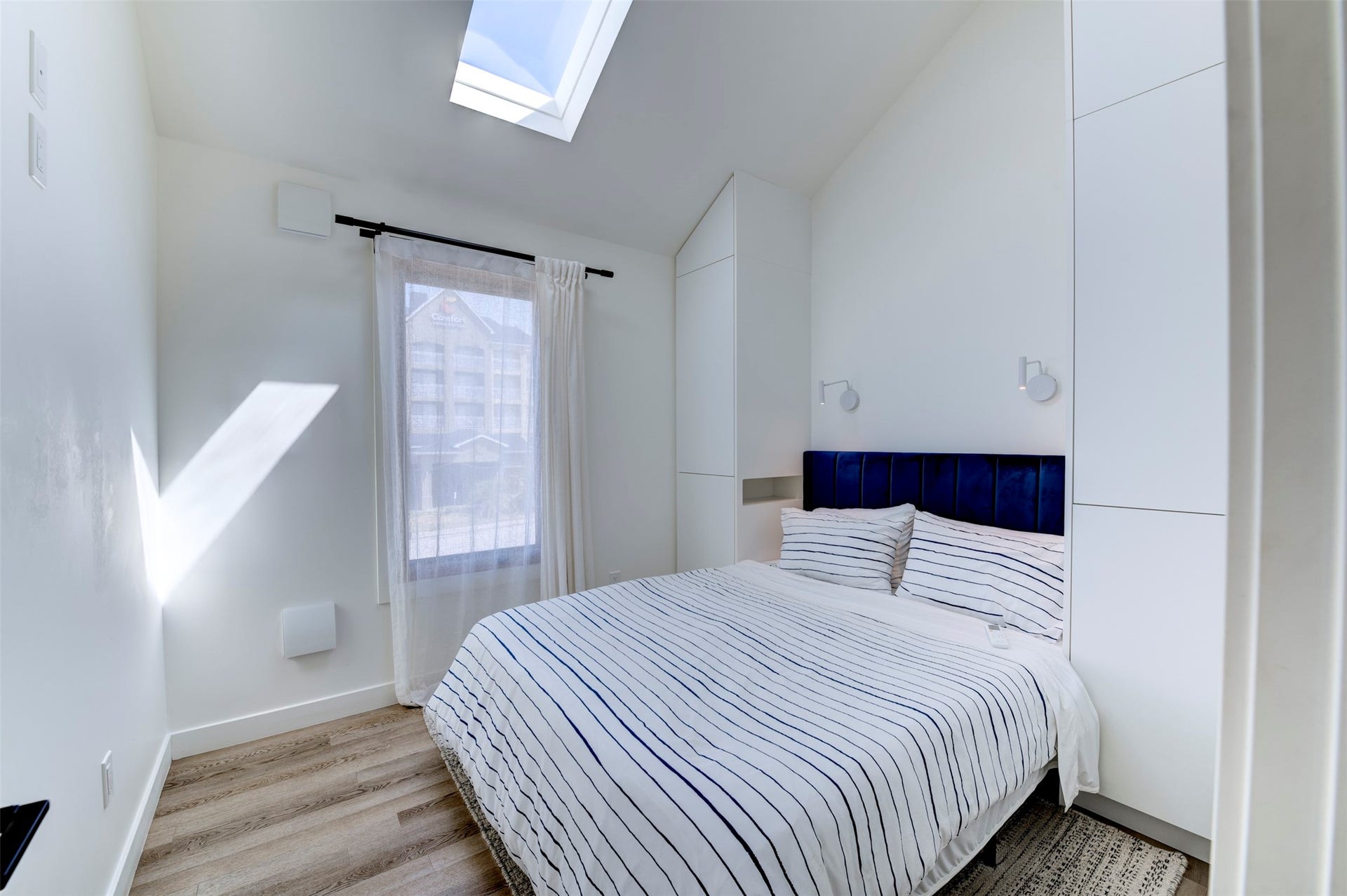 2906 Avenue R 1/2, Galveston, TX 77550 Back house Queen guest bedroom with built-in wardrobes and skylight