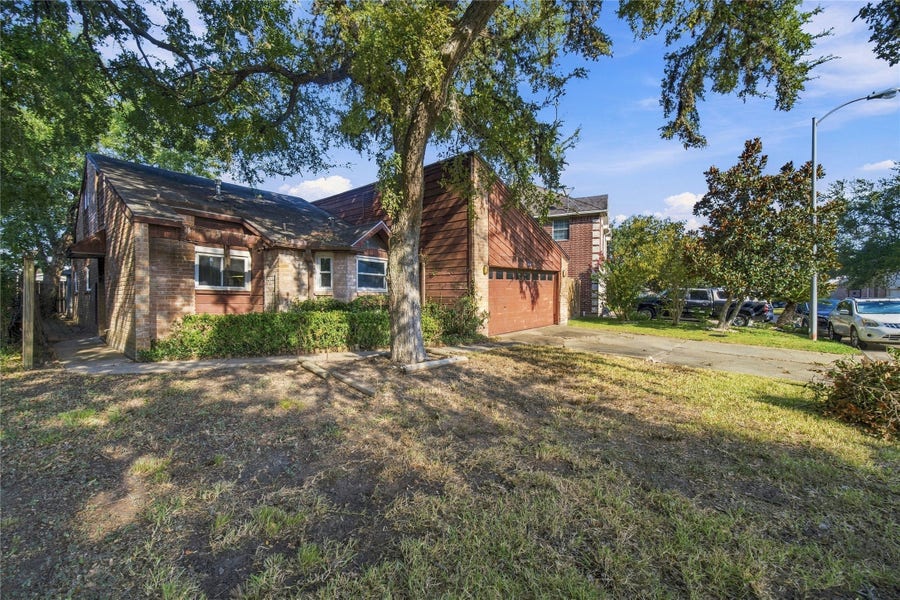 Property photo for 606 Meadow Knoll Drive, Stafford, TX