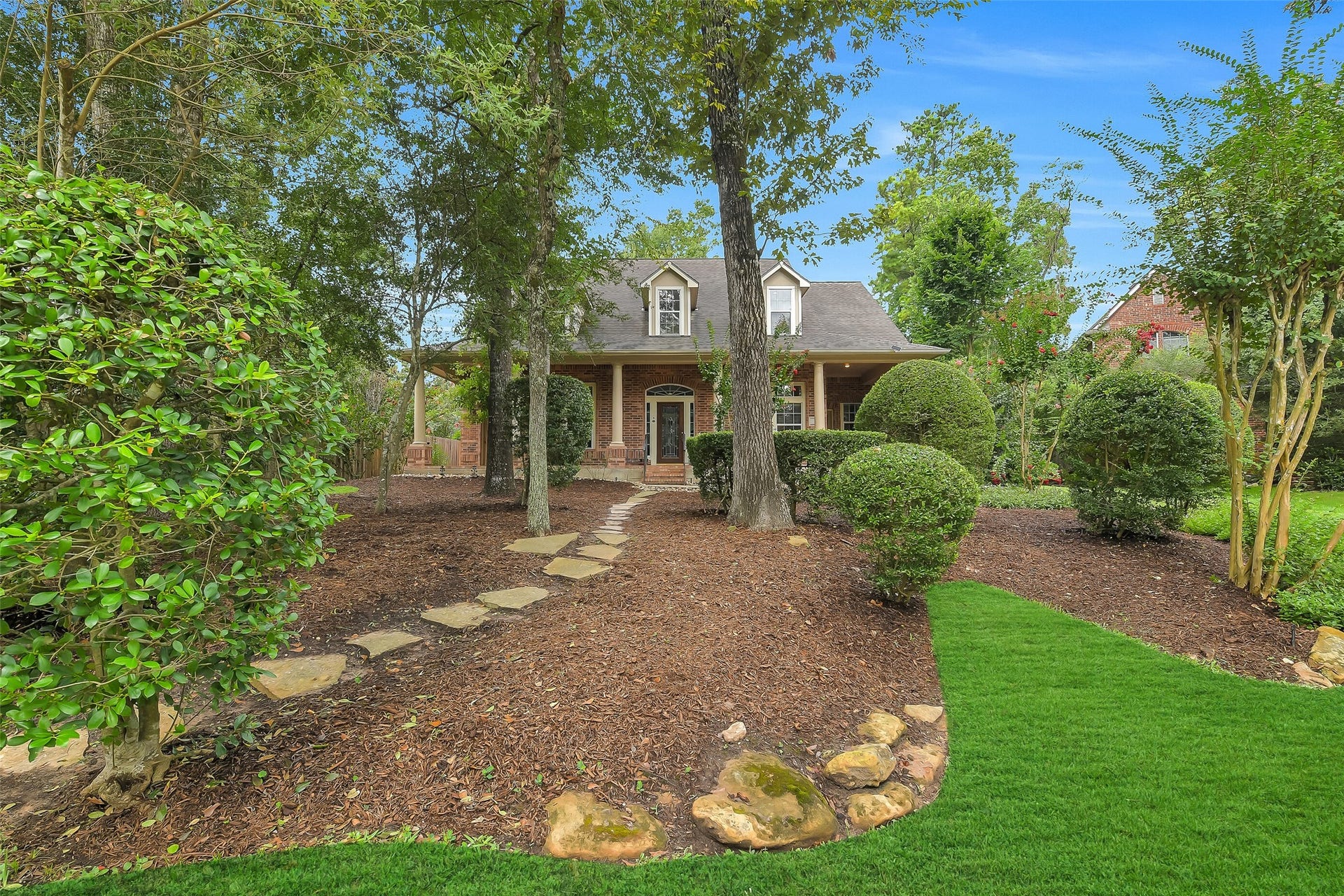 7 Larkspur Trail, The Woodlands, TX 77382 Discover your serene retreat at 7 Larkspur Trail, perfectly situated in the heart of The Woodlands, offering a harmonious blend of nature and comfort.