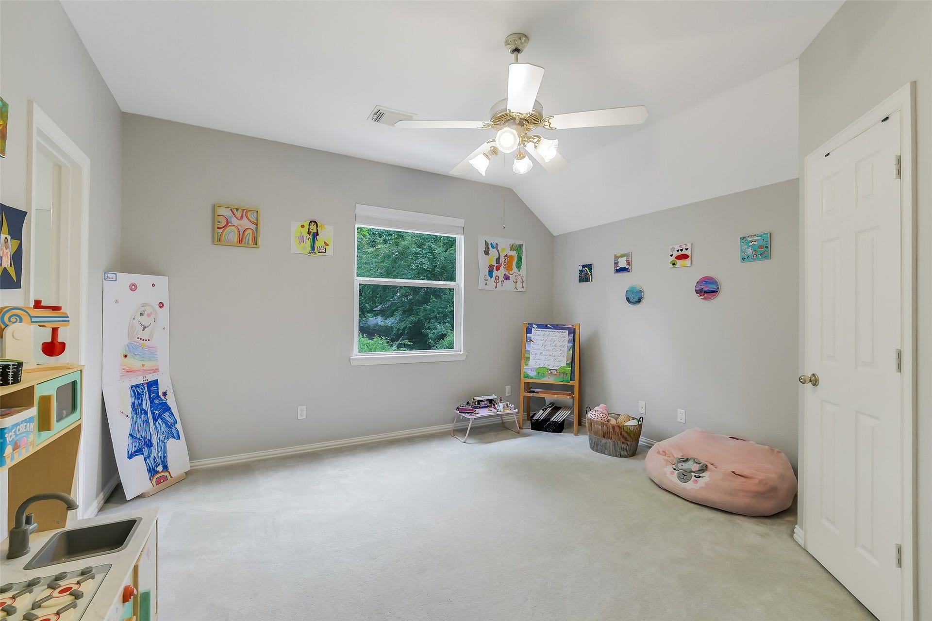 7 Larkspur Trail, The Woodlands, TX 77382 Bright and spacius bedroom with Jack and Jill bath featuring a ceiling fan, neutral walls, and a large window offering plenty of natural light. Ideal for creativity and relaxation.