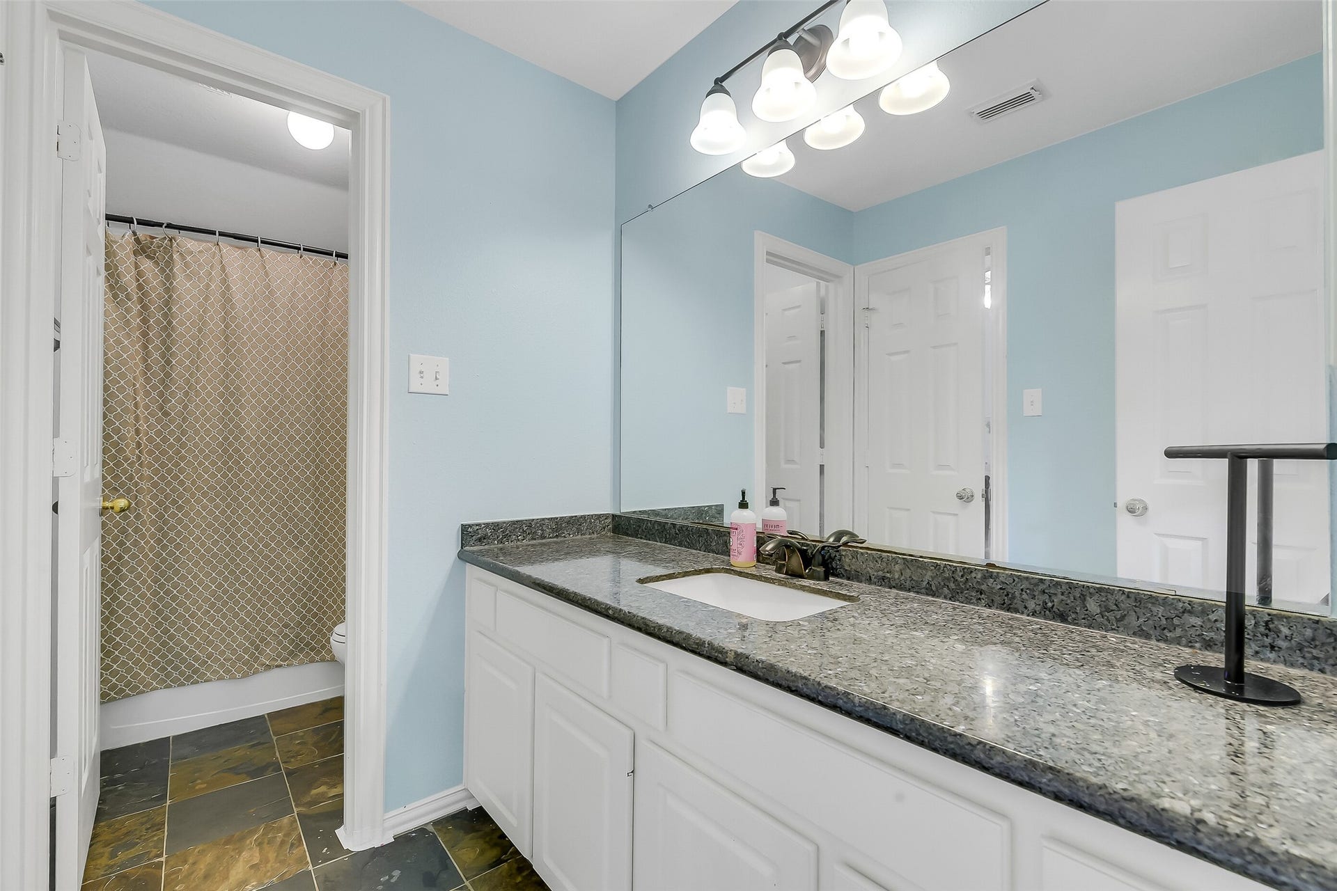 7 Larkspur Trail, The Woodlands, TX 77382 Secondary Jack and Jill Bathroom.