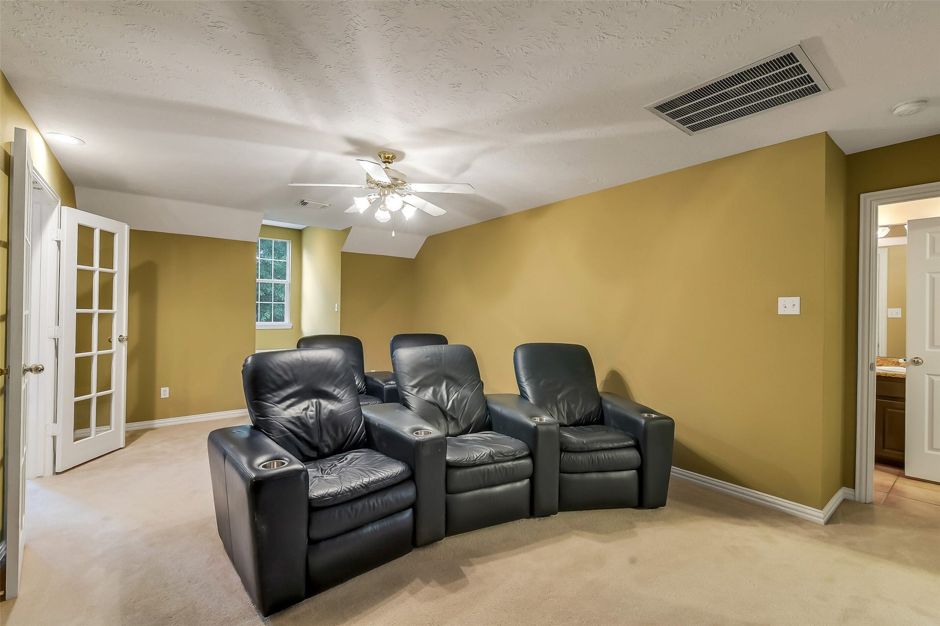 7 Larkspur Trail, The Woodlands, TX 77382 Cozy media room