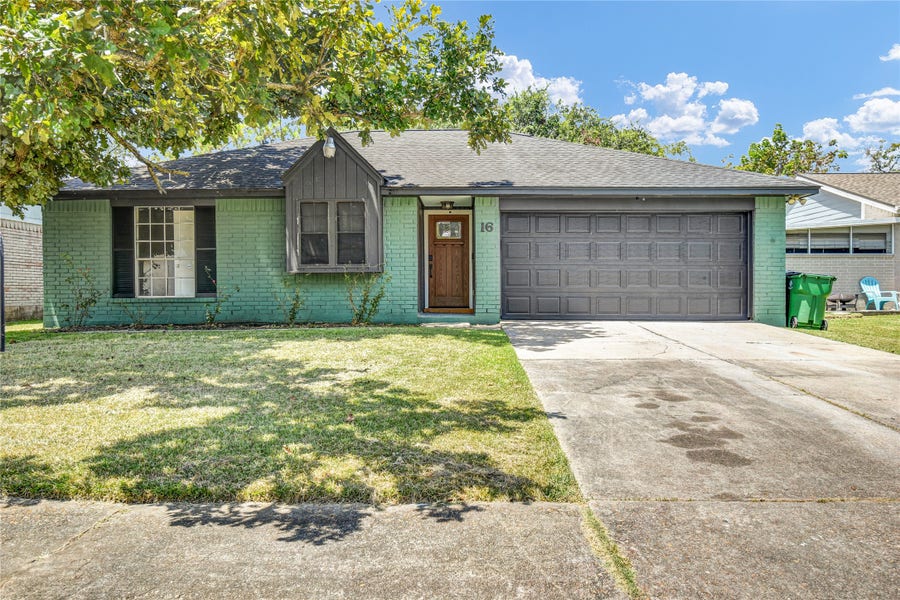 Property photo for 16 Ranch House Loop, Angleton, TX