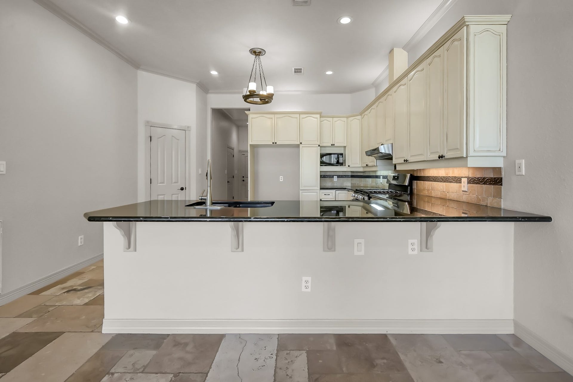 12758 Aries Loop Loop, Willis, TX 77318 Breakfast Bar
