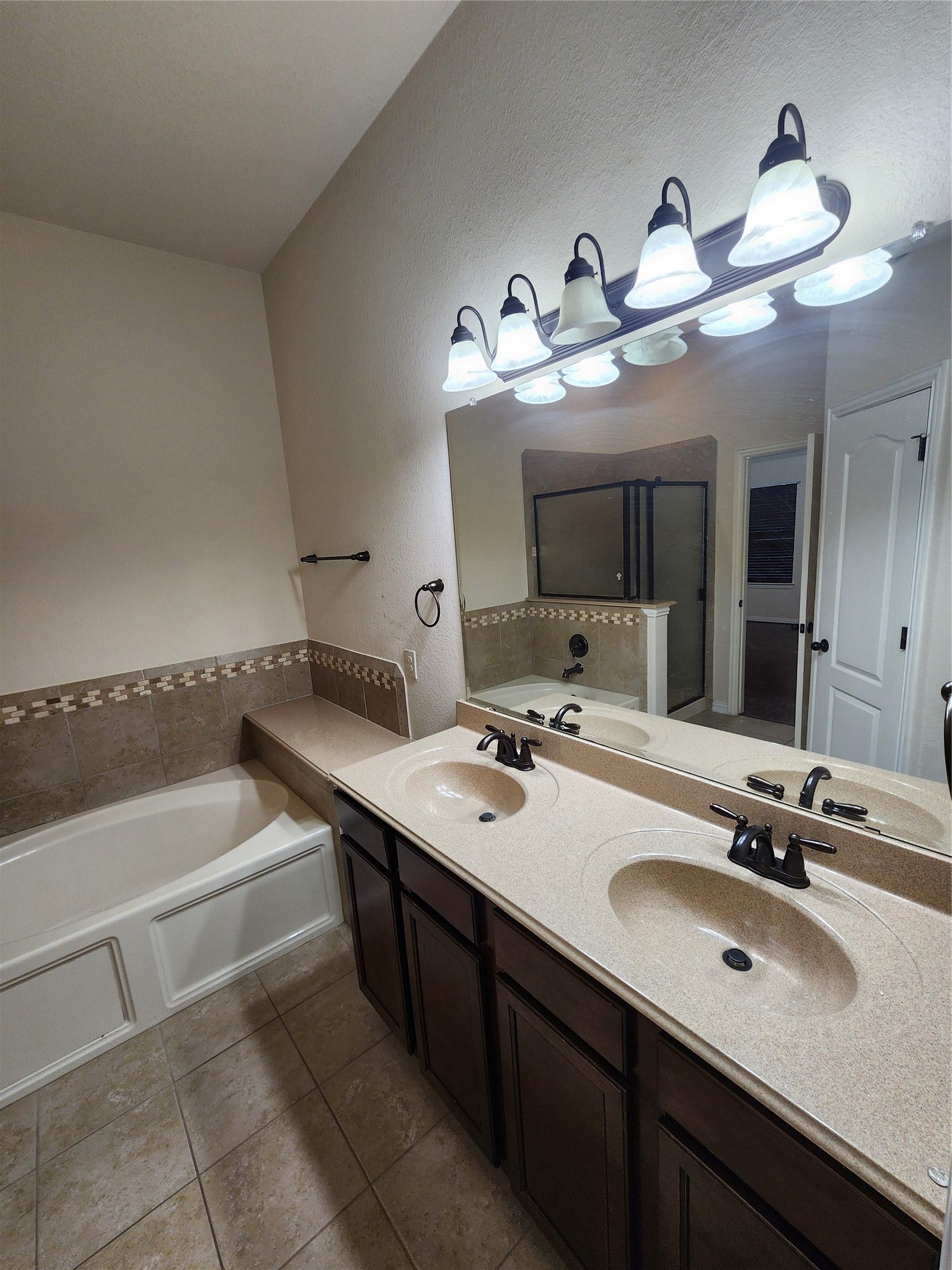 4713 E Meadow Drive, Deer Park, TX 77536 Primary Bath