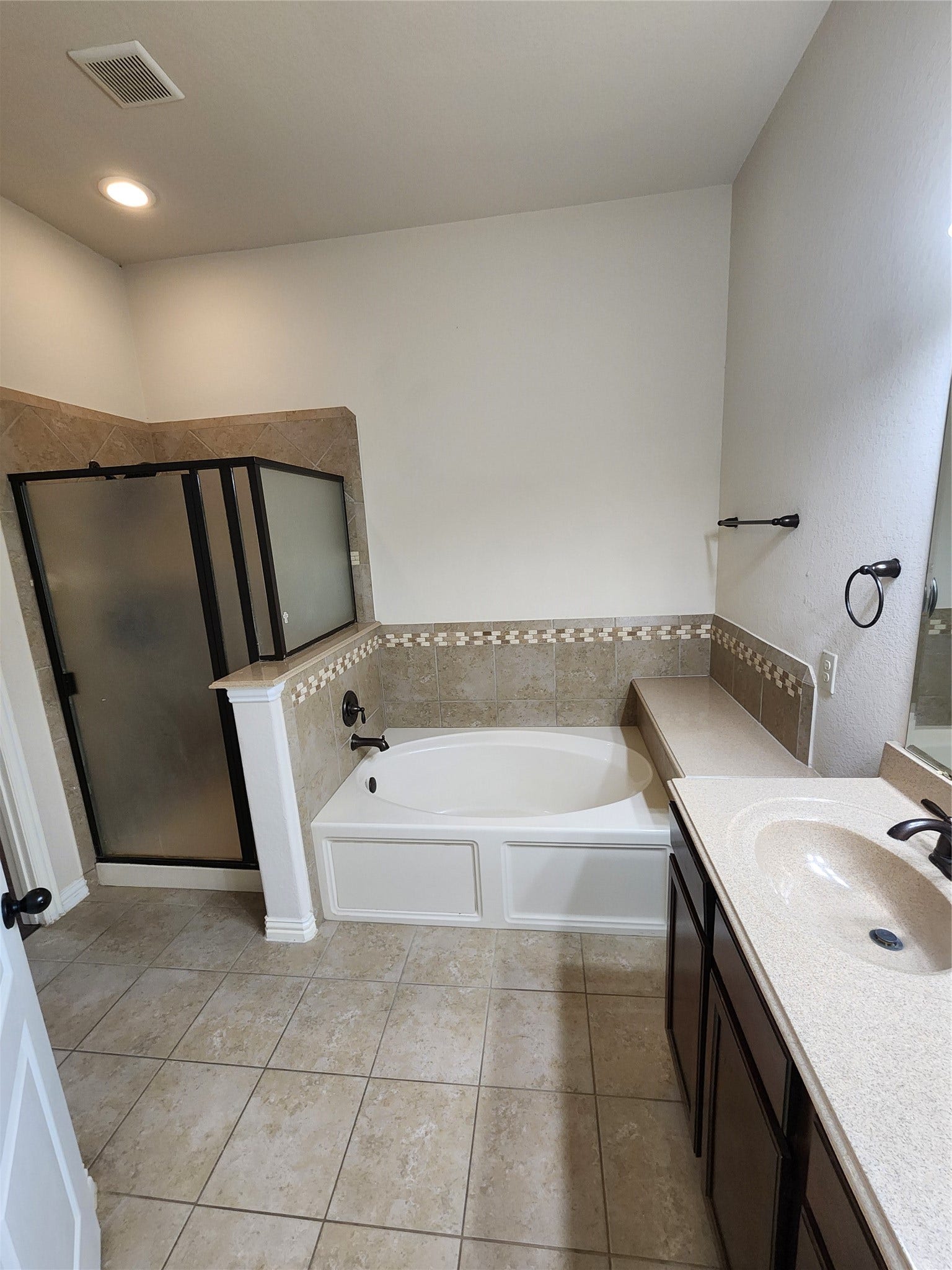 4713 E Meadow Drive, Deer Park, TX 77536 Primary Bath