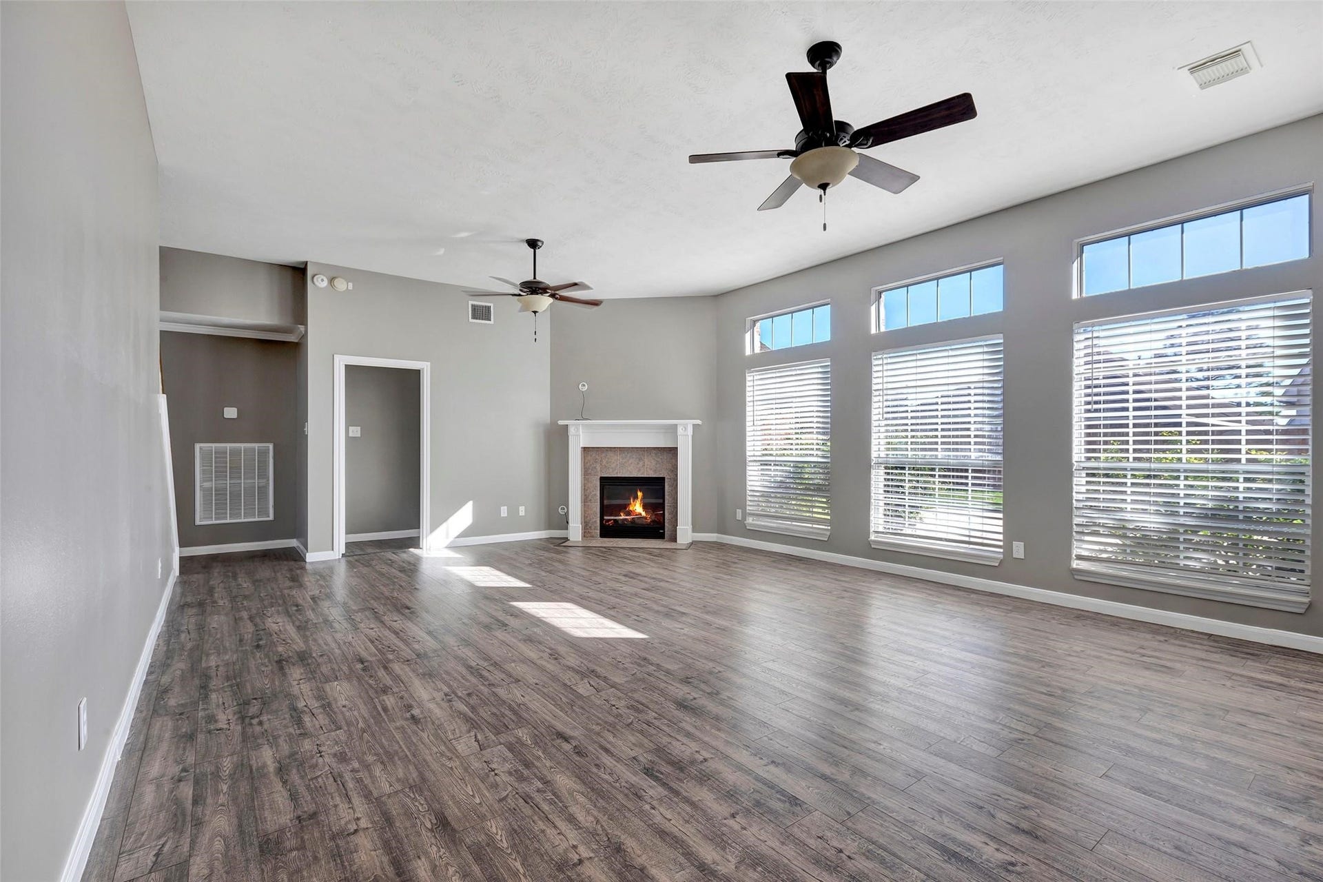 11514 Tara Place, Pearland, TX 77584 Spacious living room with views of the backyard.