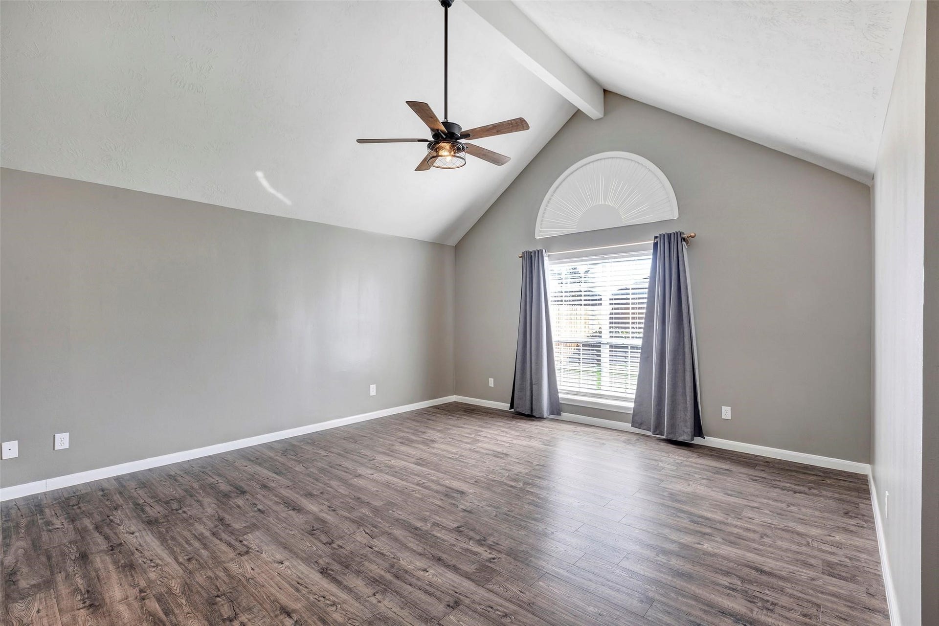 11514 Tara Place, Pearland, TX 77584 Primary Bedroom Cathedral Ceiling