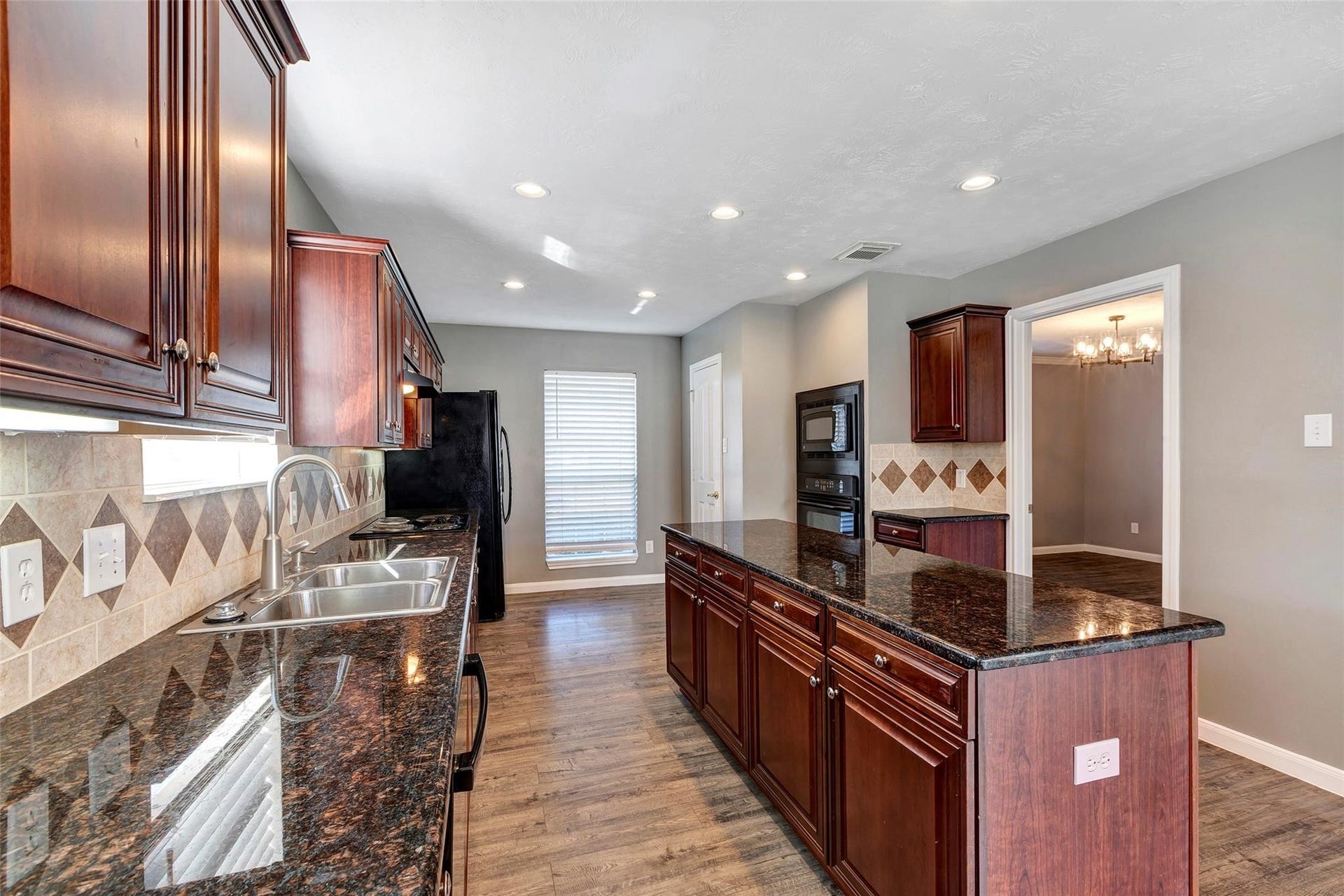 11514 Tara Place, Pearland, TX 77584 Beautiful Granite counter Tops with attractive tile back splash