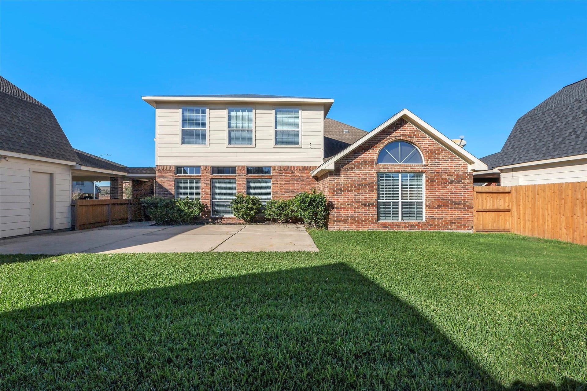 11514 Tara Place, Pearland, TX 77584 Beautiful backyard featuring an ideal space for entertaining.