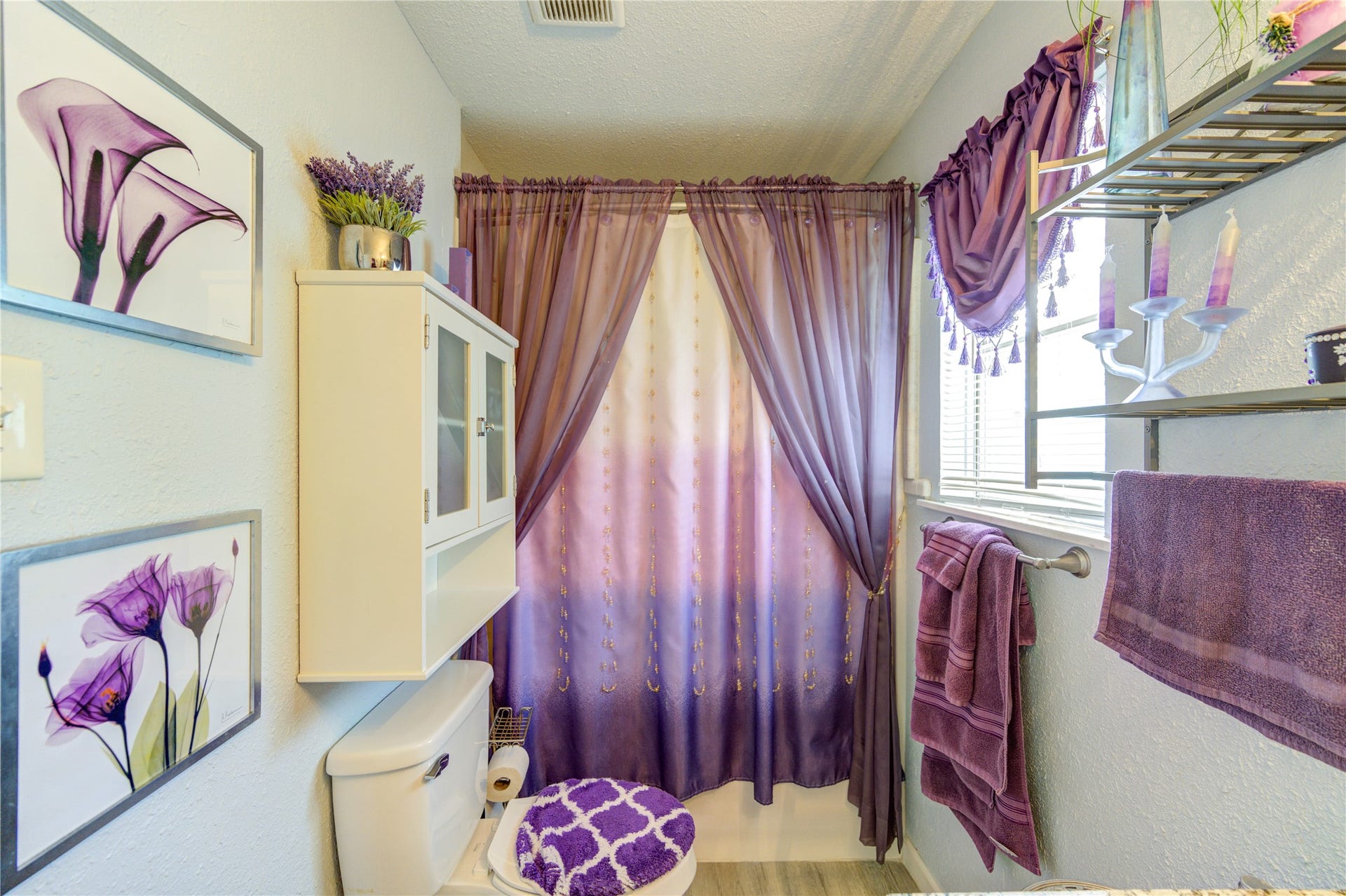 9305 Gettysburg Avenue, Texas City, TX 77591 A view of the full bathroom
