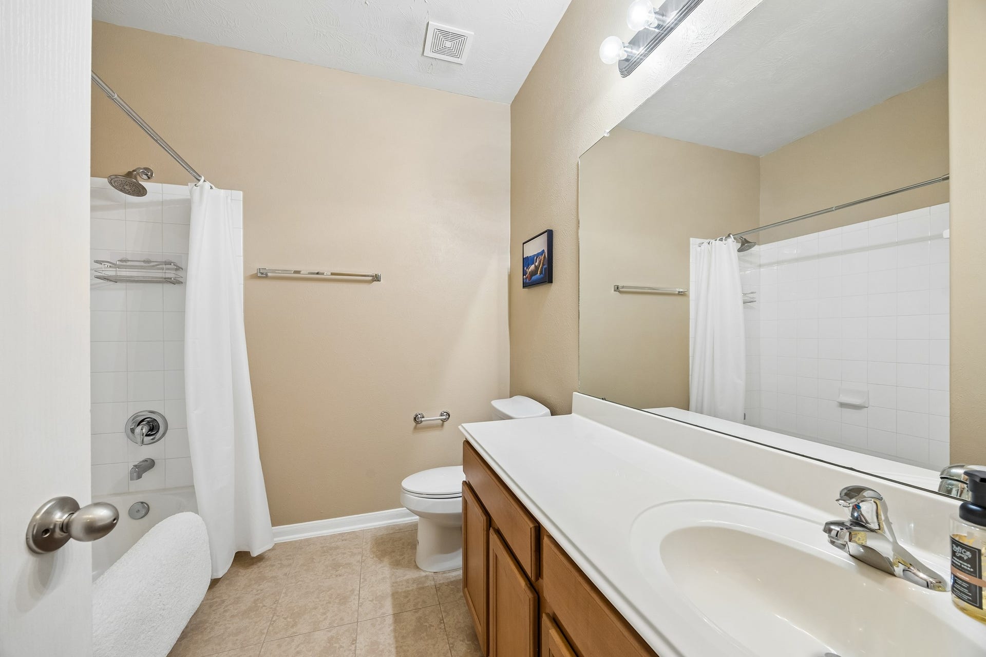 26251 Caper Meadow Lane, Katy, TX 77494 Upstairs is full bathroom with tub/shower combo.
