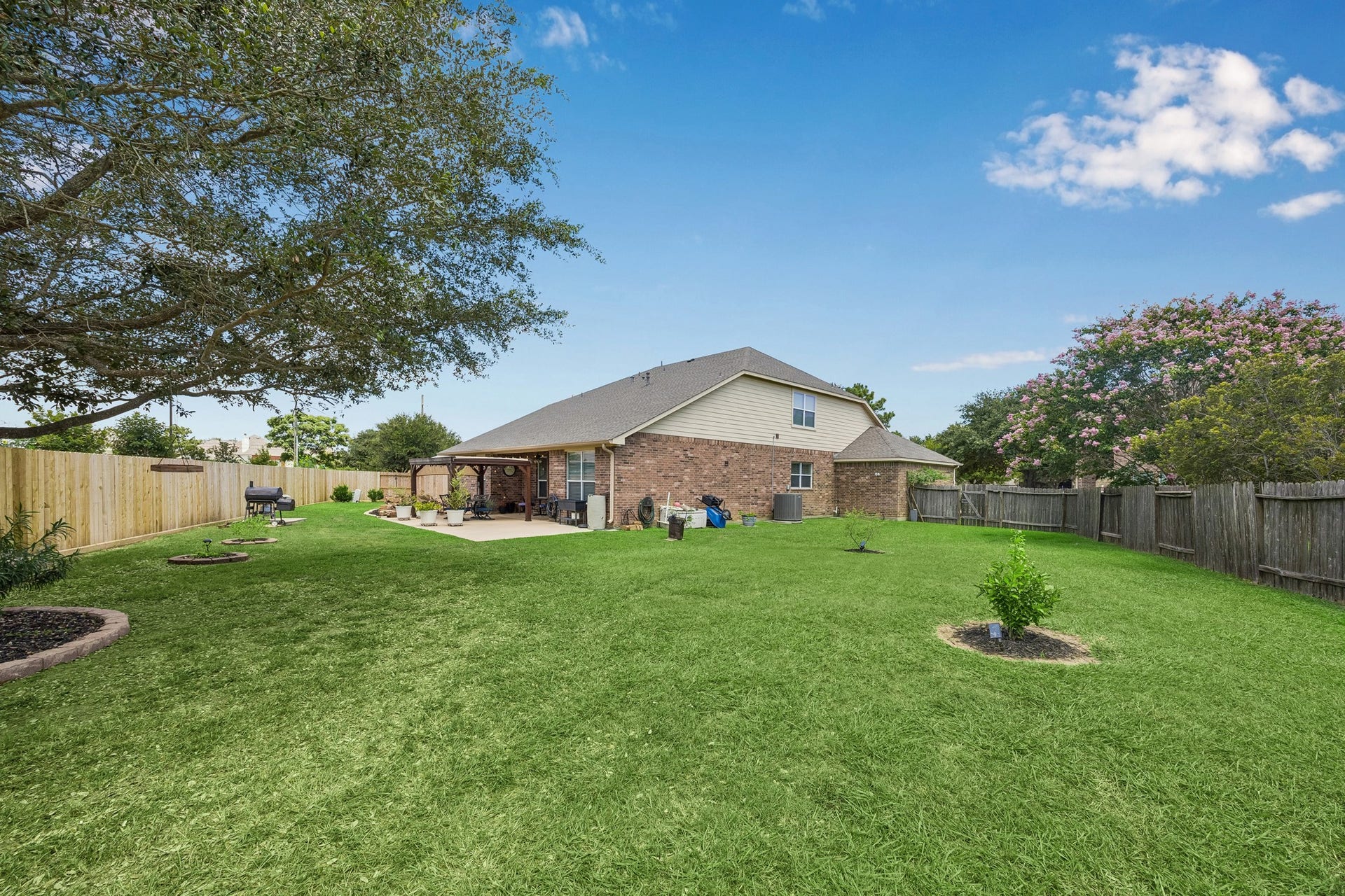 26251 Caper Meadow Lane, Katy, TX 77494 Massive yard for your enjoyment! The home is in the heart of Cinco Ranch with its 10 area pools, playgrounds, miles and miles of hike and bike trails, tennis, pickleball and basketball courts. Lots of fun activities.