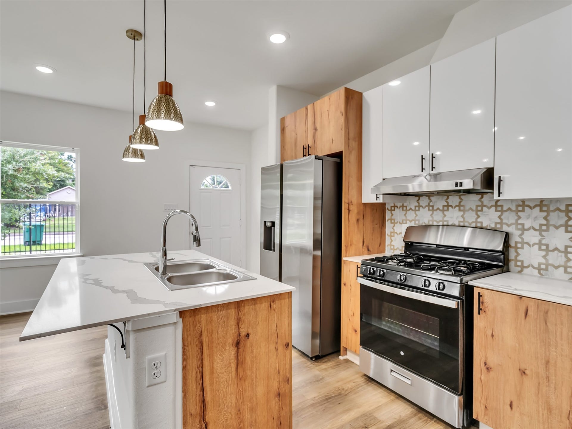 855 S Victory Drive, #C, Houston, TX 77088 Kitchen facing entry door