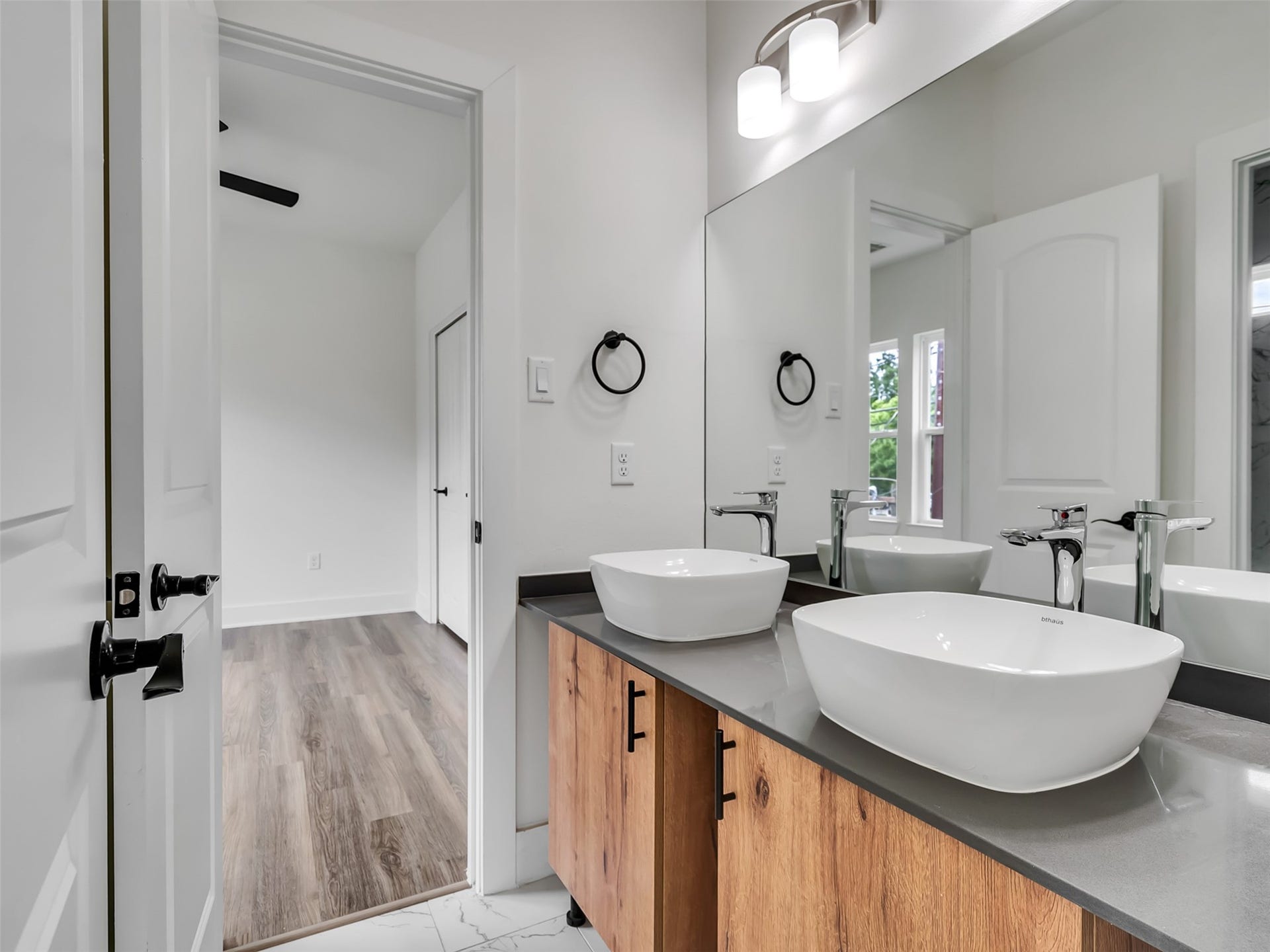 855 S Victory Drive, #C, Houston, TX 77088 Hall Bath