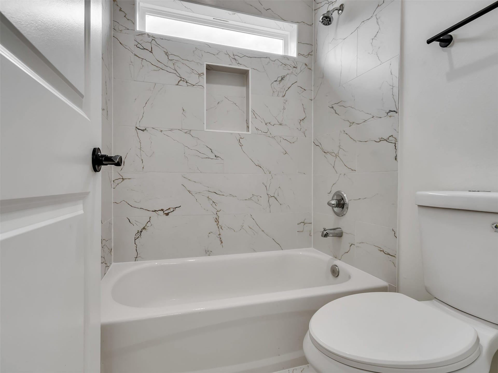 855 S Victory Drive, #C, Houston, TX 77088 Hall bath