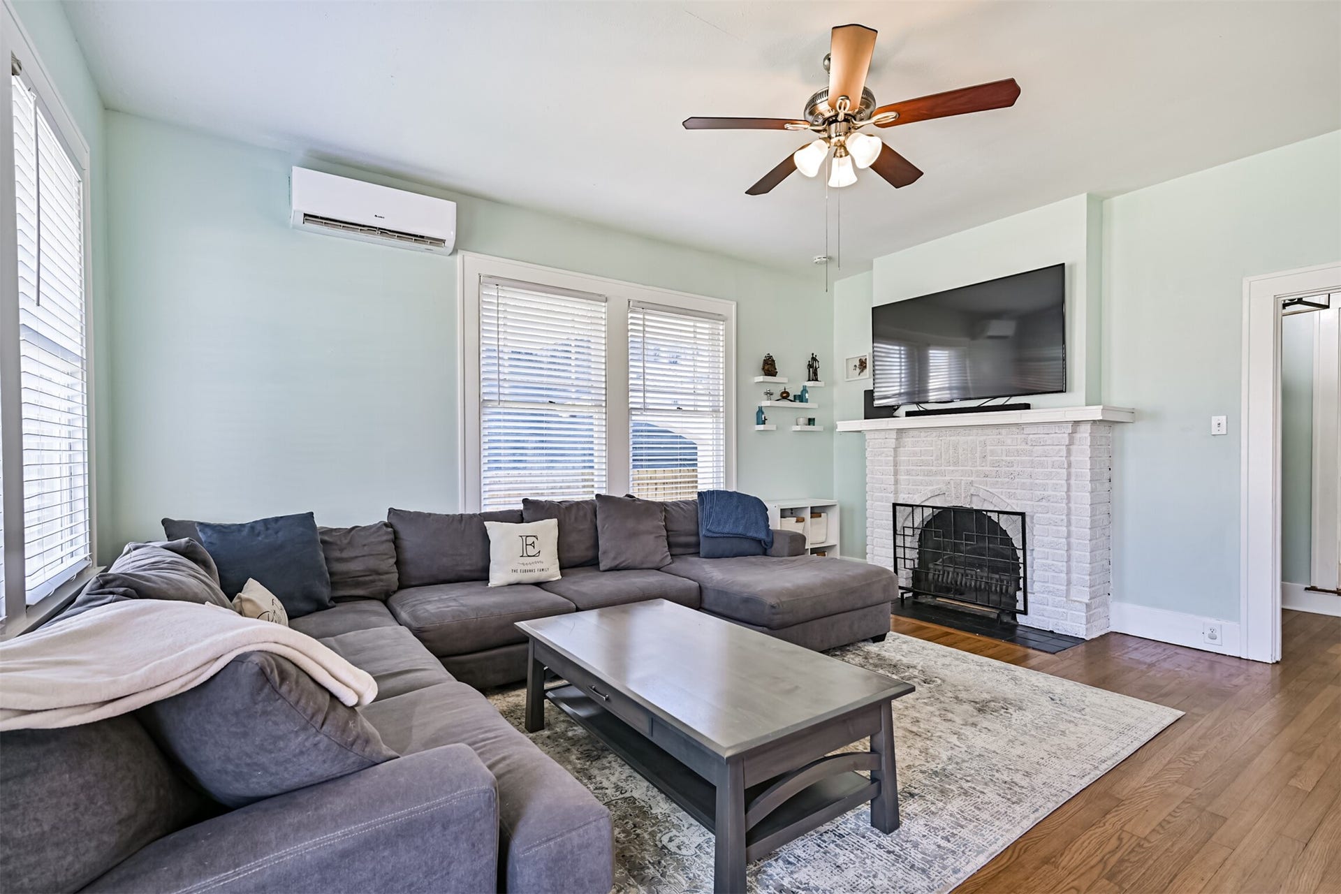 3519 Avenue R 1/2, Galveston, TX 77550 Living room