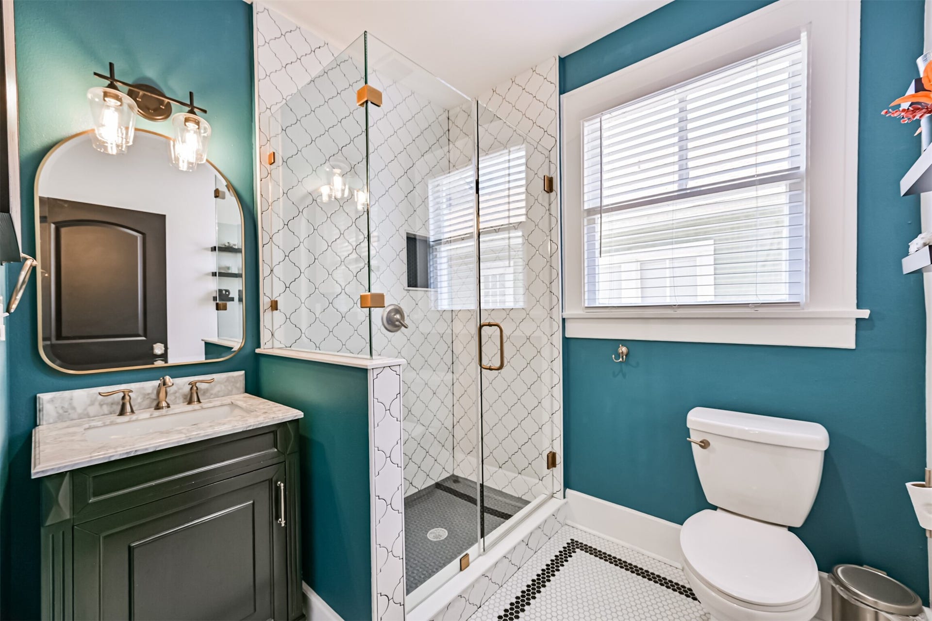 3519 Avenue R 1/2, Galveston, TX 77550 Secondary full bath
