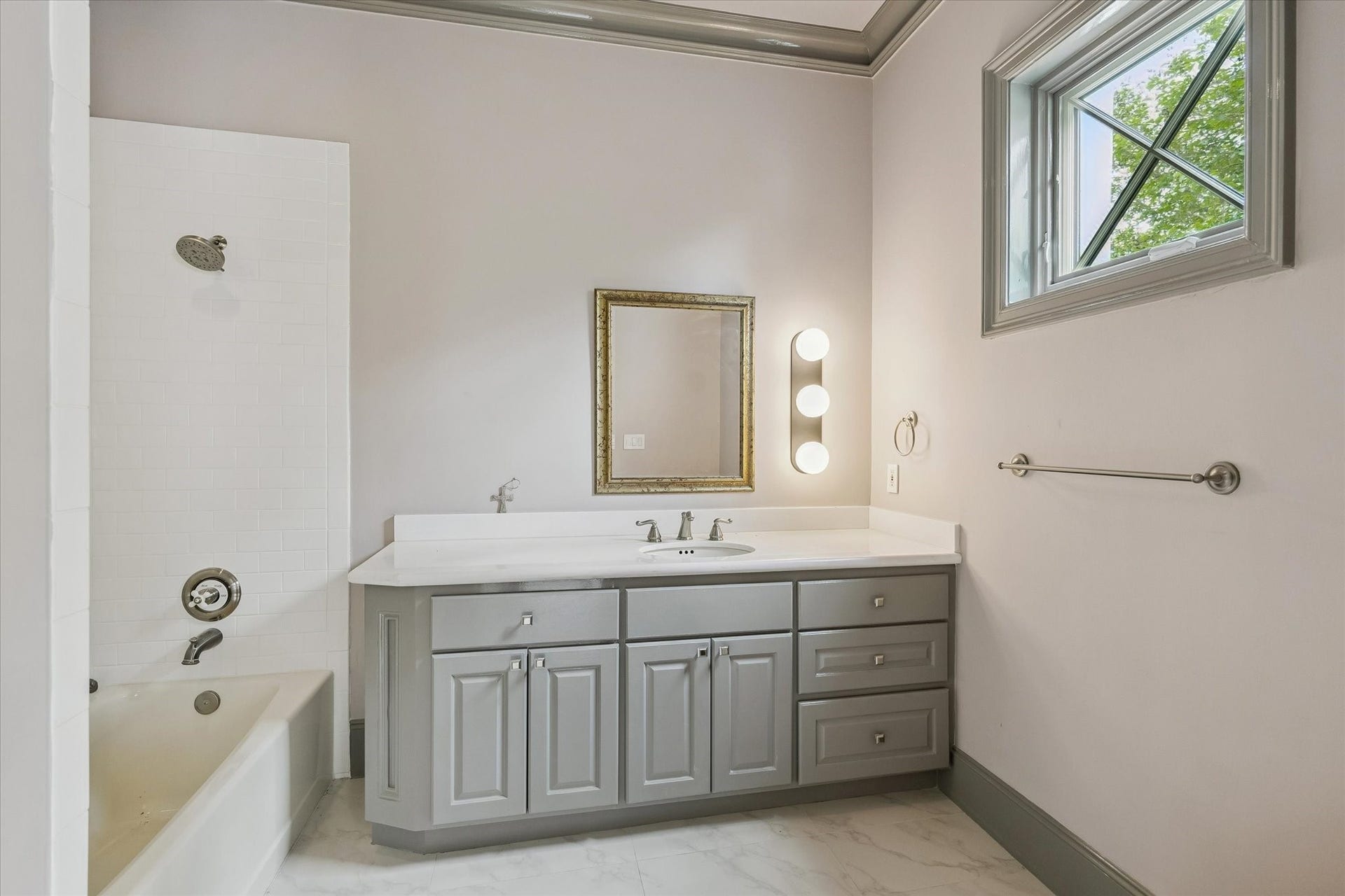 24 Crestwood Drive, Houston, TX 77007 24 Crestwood Drive, Houston, TX 77007