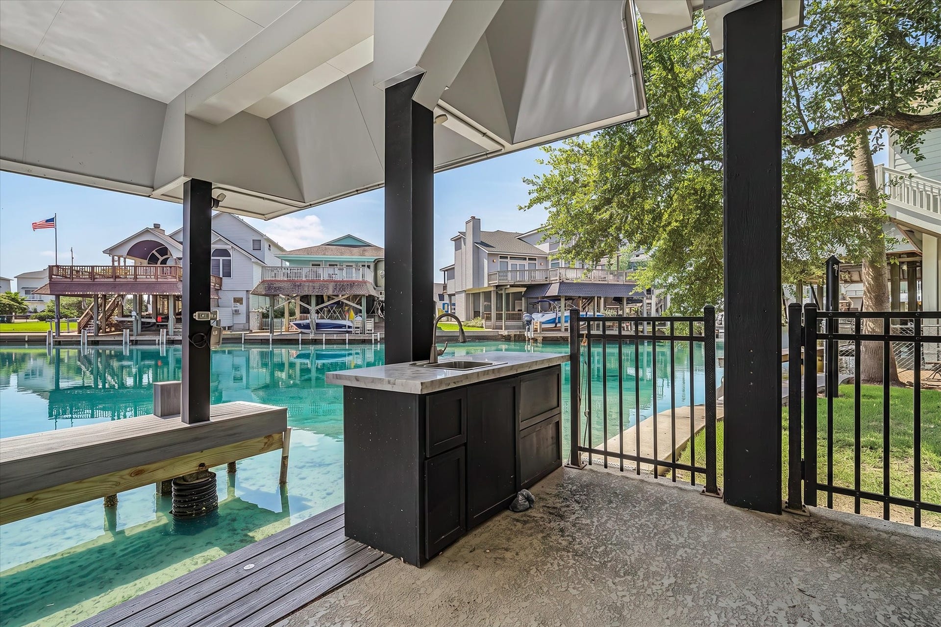 1047 & 1027 Long Reach Drive, Tiki Island, TX 77554 Wet sink for main house patio