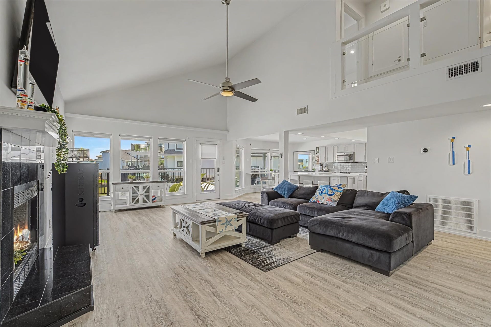 1047 & 1027 Long Reach Drive, Tiki Island, TX 77554 Open floorplan living room and kitchen in Guest house
