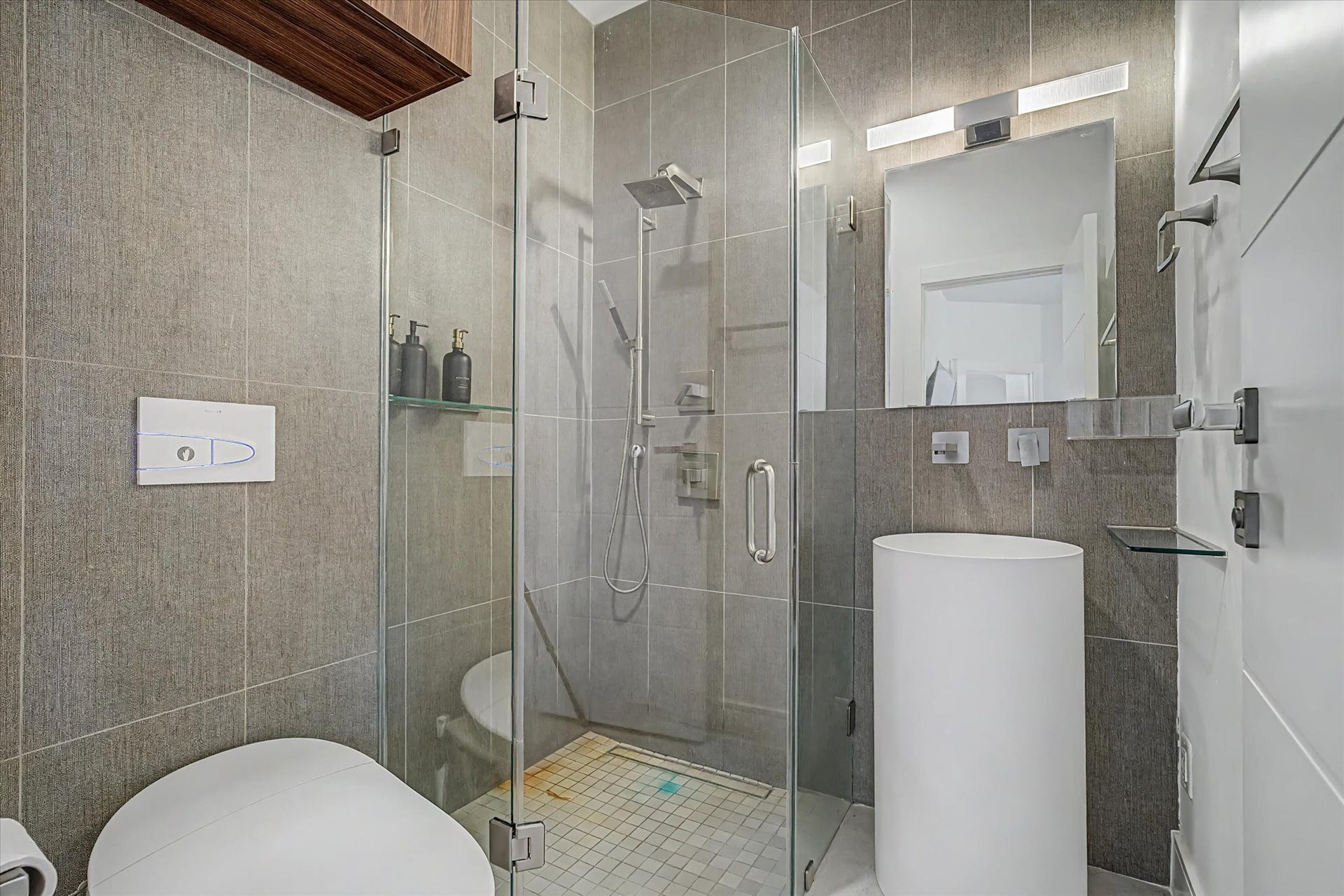 1047 & 1027 Long Reach Drive, Tiki Island, TX 77554 Second bathroom in main house