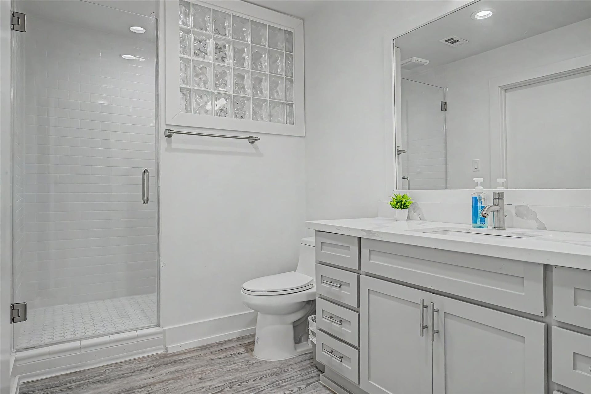 1047 & 1027 Long Reach Drive, Tiki Island, TX 77554 Master bathroom in Guest house