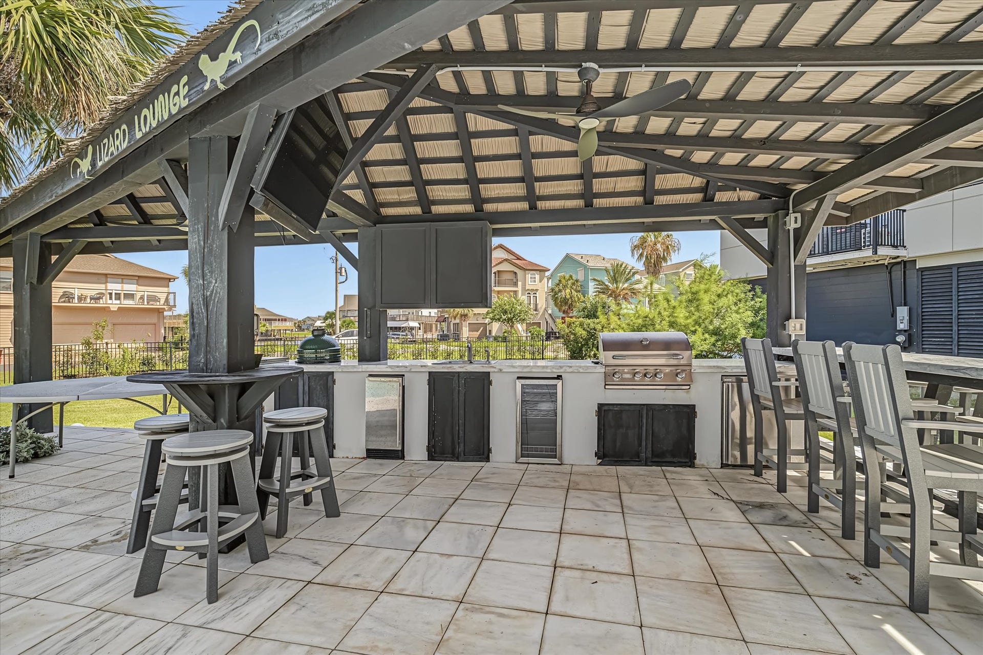 1047 & 1027 Long Reach Drive, Tiki Island, TX 77554 Shared outdoor bbq kitchen for pool/ resort area
