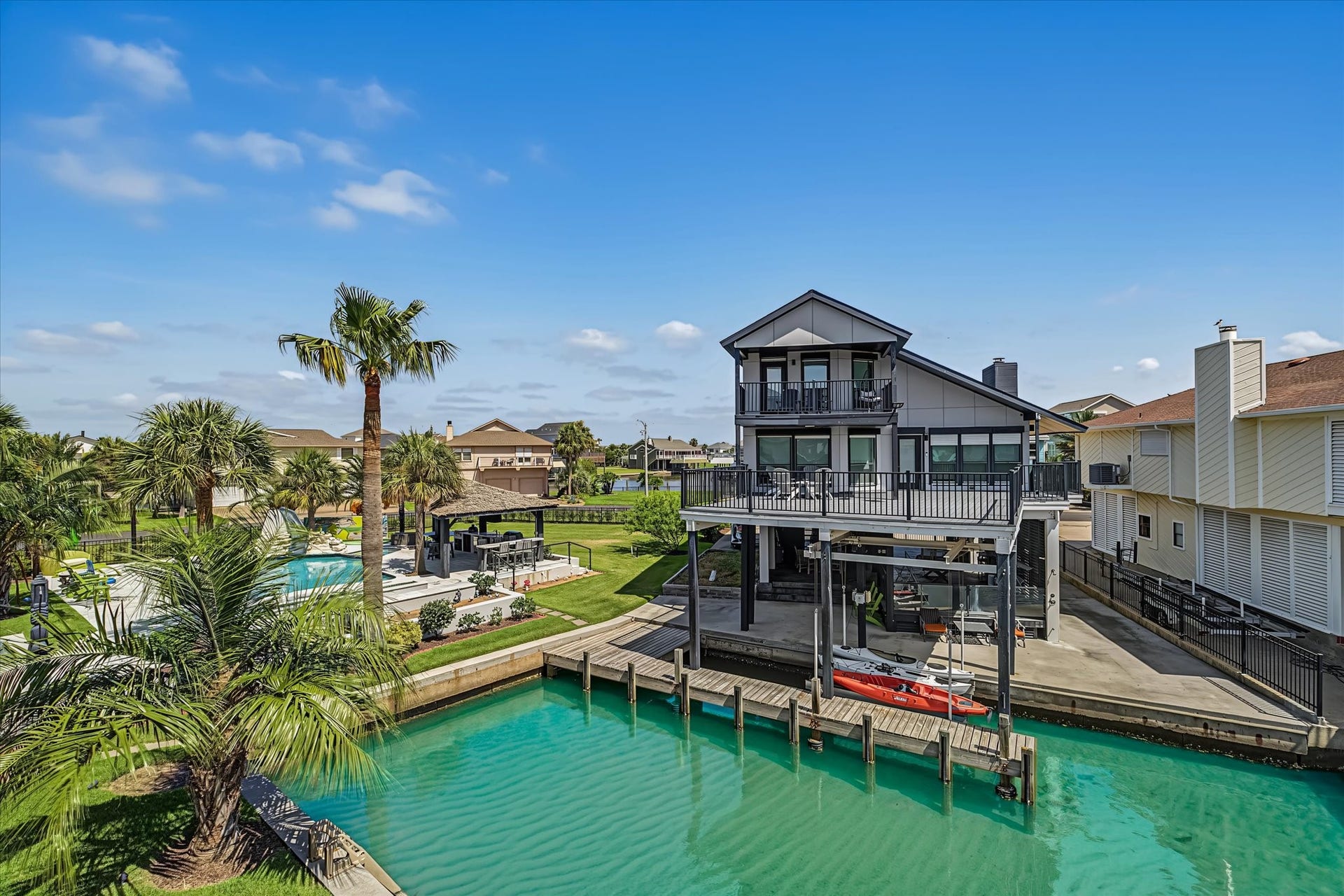1047 & 1027 Long Reach Drive, Tiki Island, TX 77554 Guest house docking