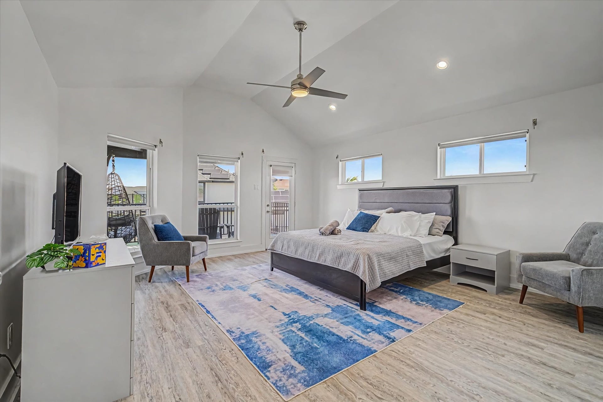 1047 & 1027 Long Reach Drive, Tiki Island, TX 77554 Guest house master bedroom