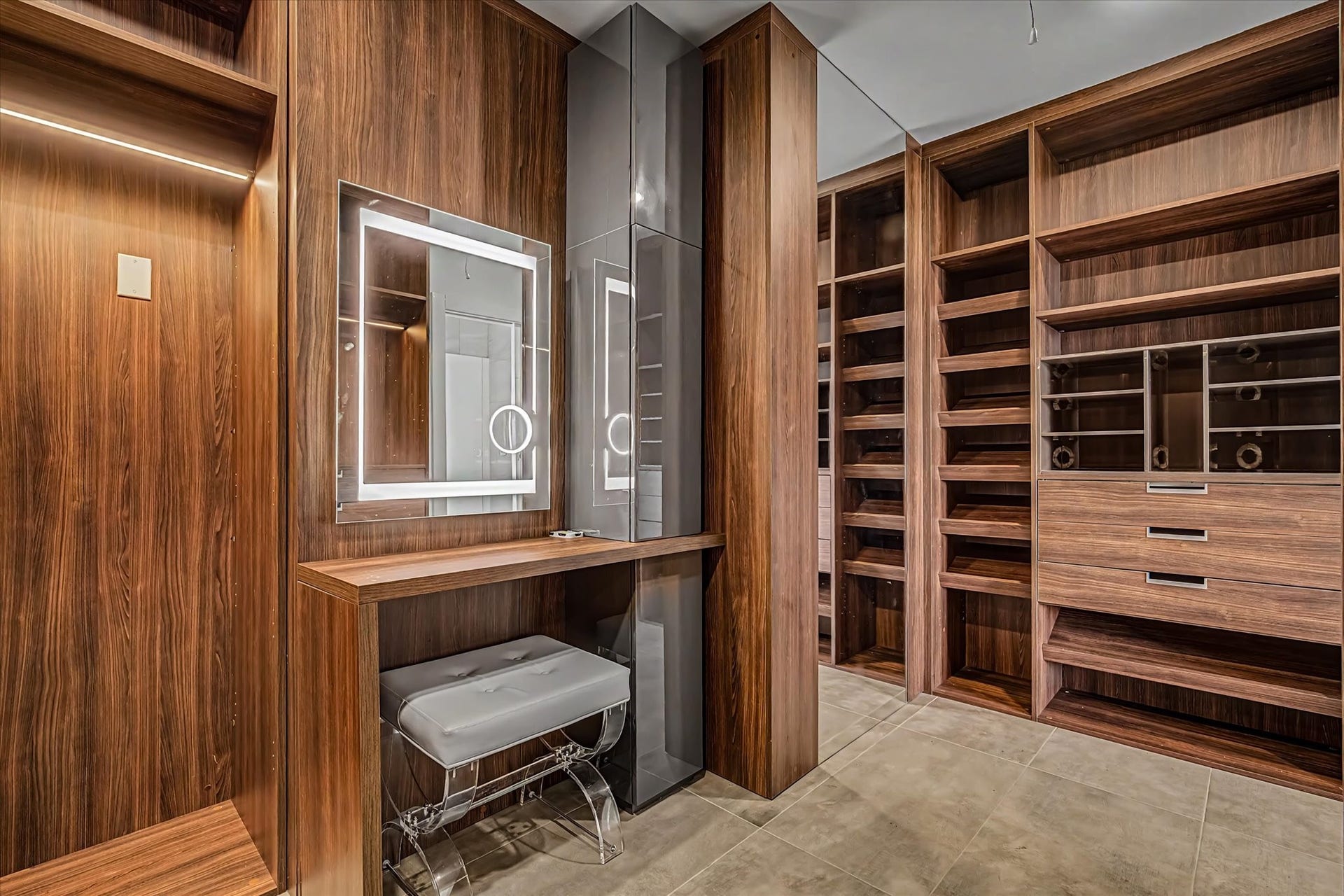 1047 & 1027 Long Reach Drive, Tiki Island, TX 77554 Master bedroom luxury closet