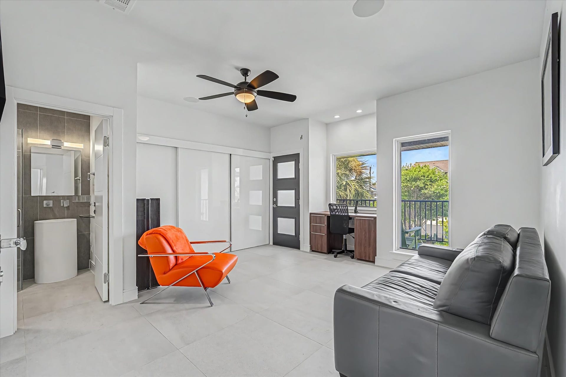 1047 & 1027 Long Reach Drive, Tiki Island, TX 77554 2nd master bedroom in the main house