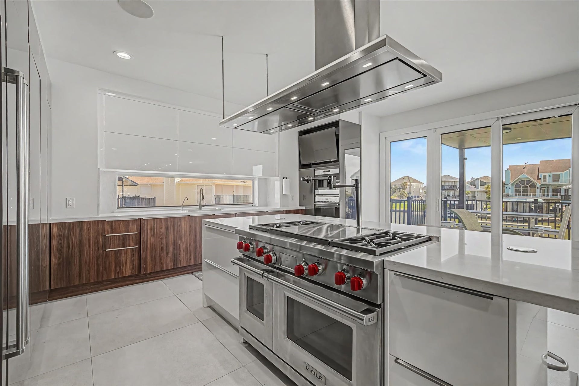 1047 & 1027 Long Reach Drive, Tiki Island, TX 77554 Modern and smart features kitchen