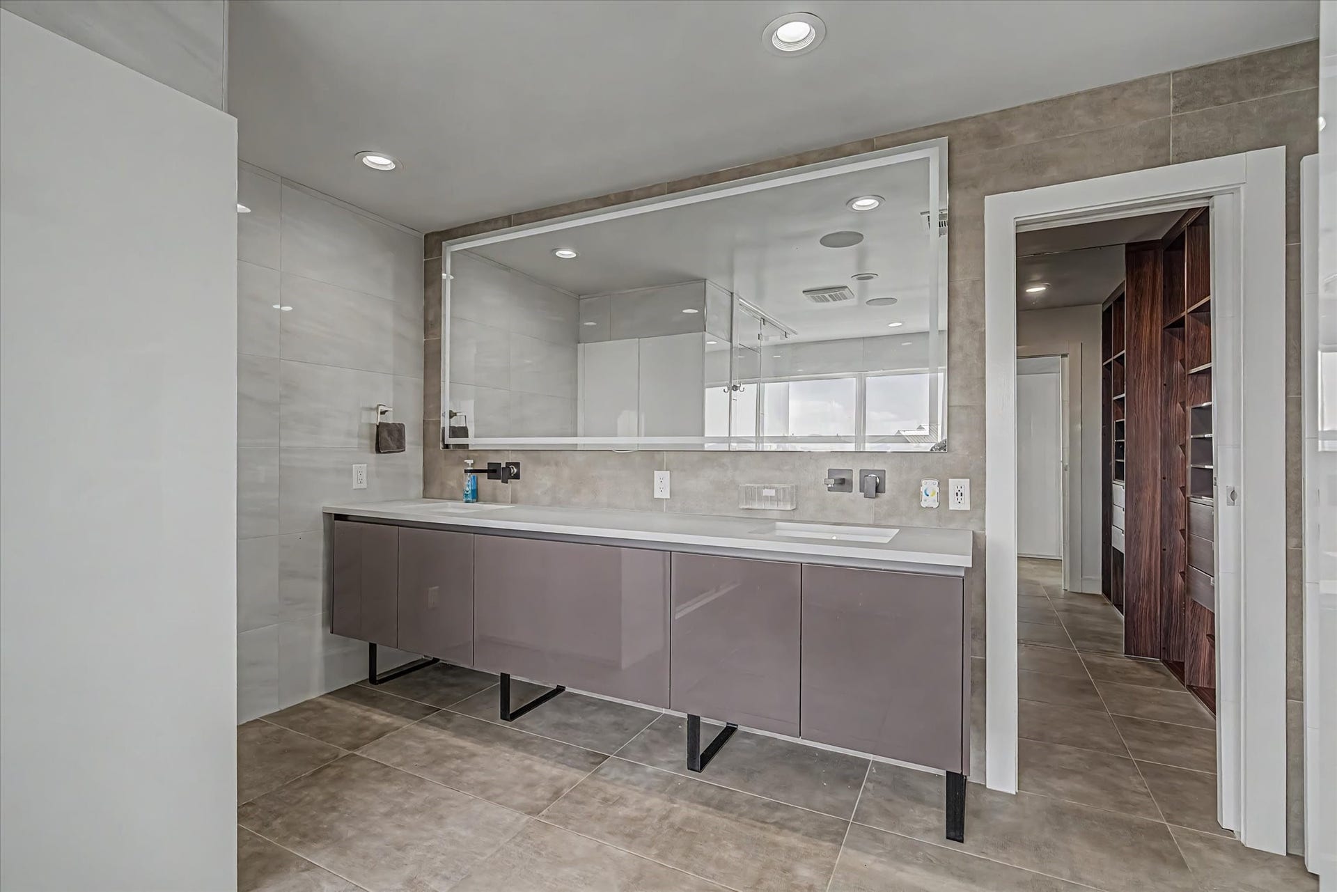 1047 & 1027 Long Reach Drive, Tiki Island, TX 77554 In-suite Master bathroom in the main house