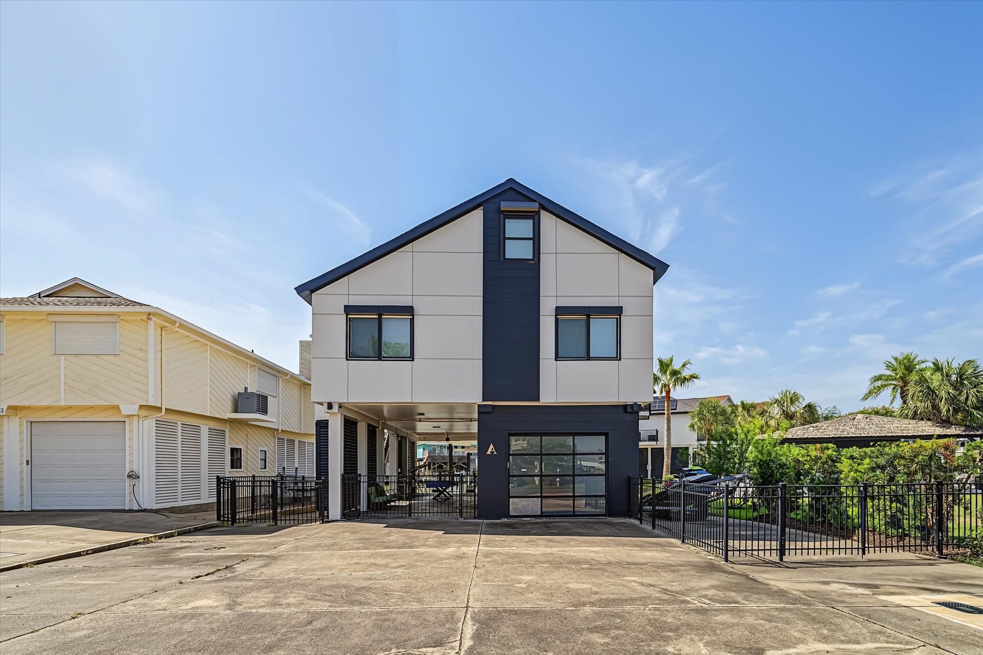 1047 & 1027 Long Reach Drive, Tiki Island, TX 77554 Guest house