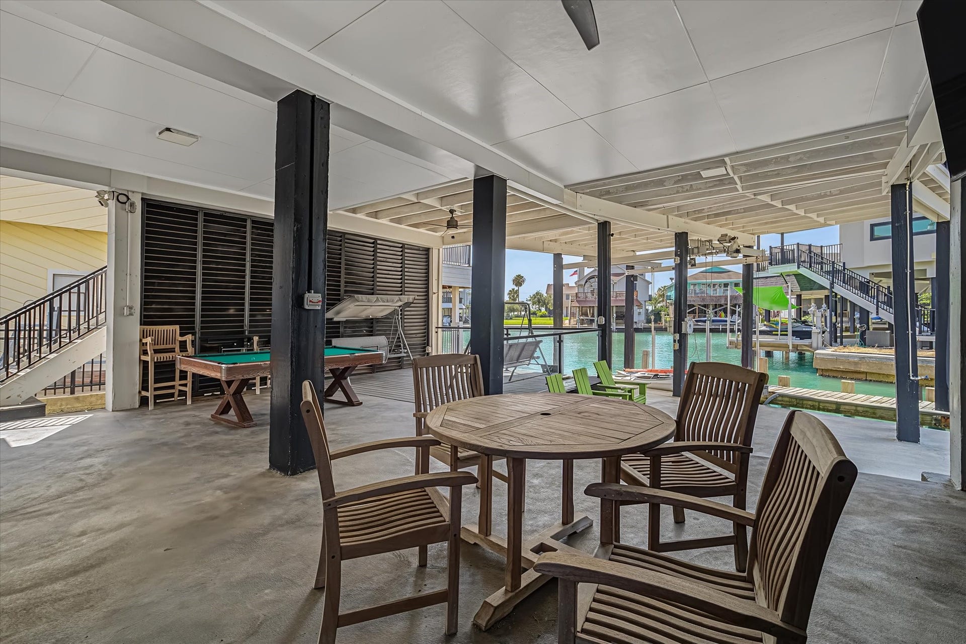 1047 & 1027 Long Reach Drive, Tiki Island, TX 77554 Lower level entertainment/dining/restroom area in Guest house