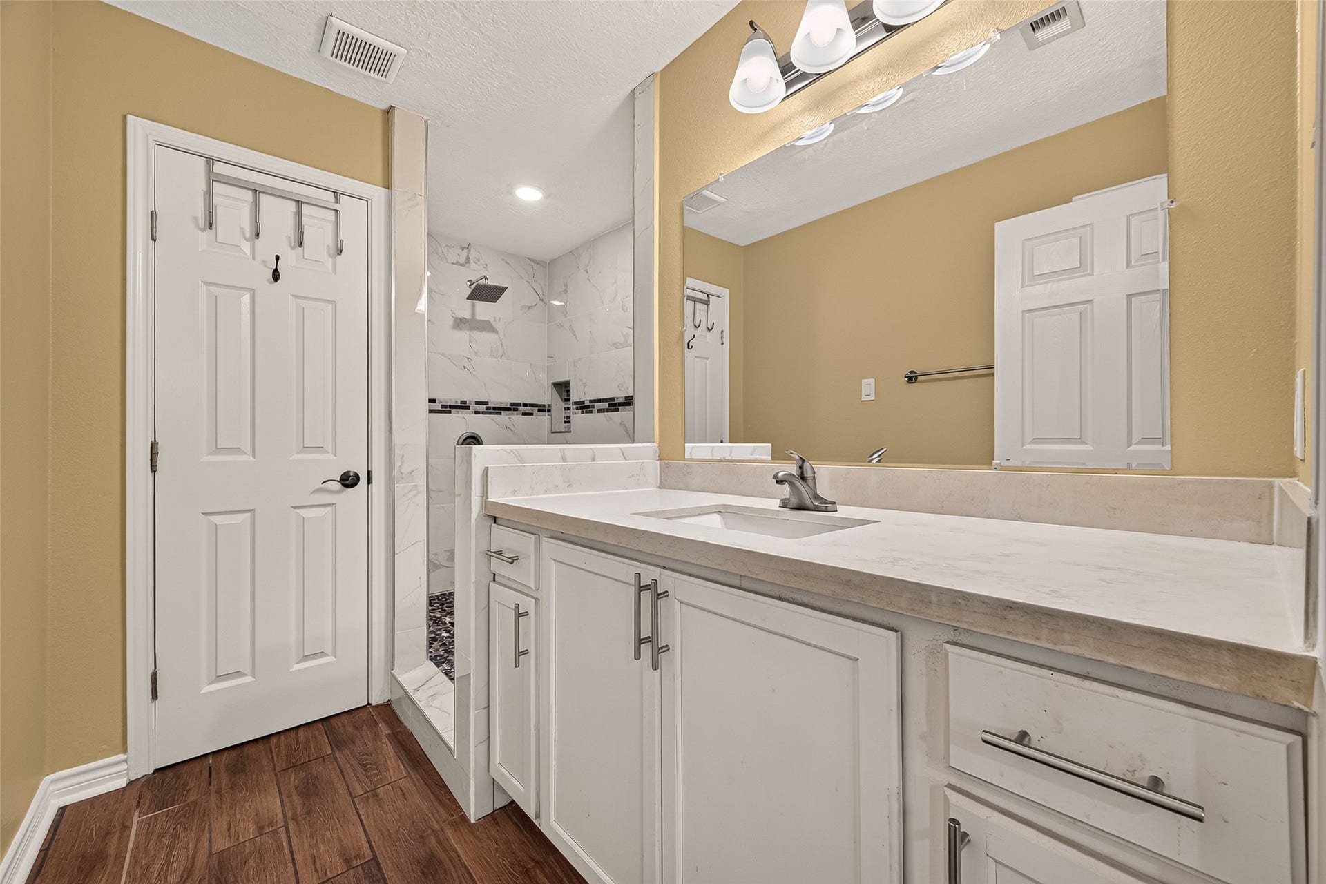 12818 Huntington Field Drive, Houston, TX 77099 Master bathroom