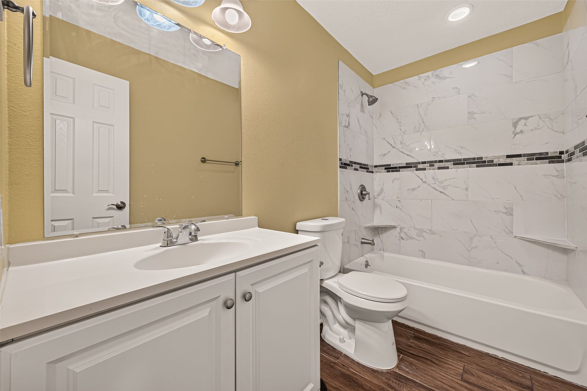 12818 Huntington Field Drive, Houston, TX 77099 Secondary Bathroom-1st floor