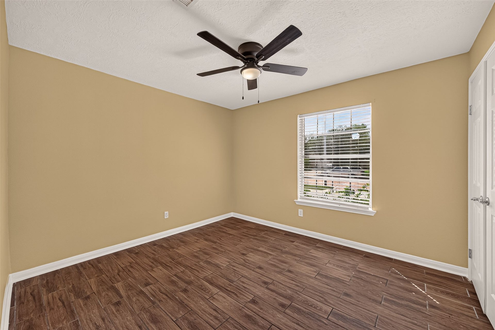 12818 Huntington Field Drive, Houston, TX 77099 Secondary Bedroom- 1st floor