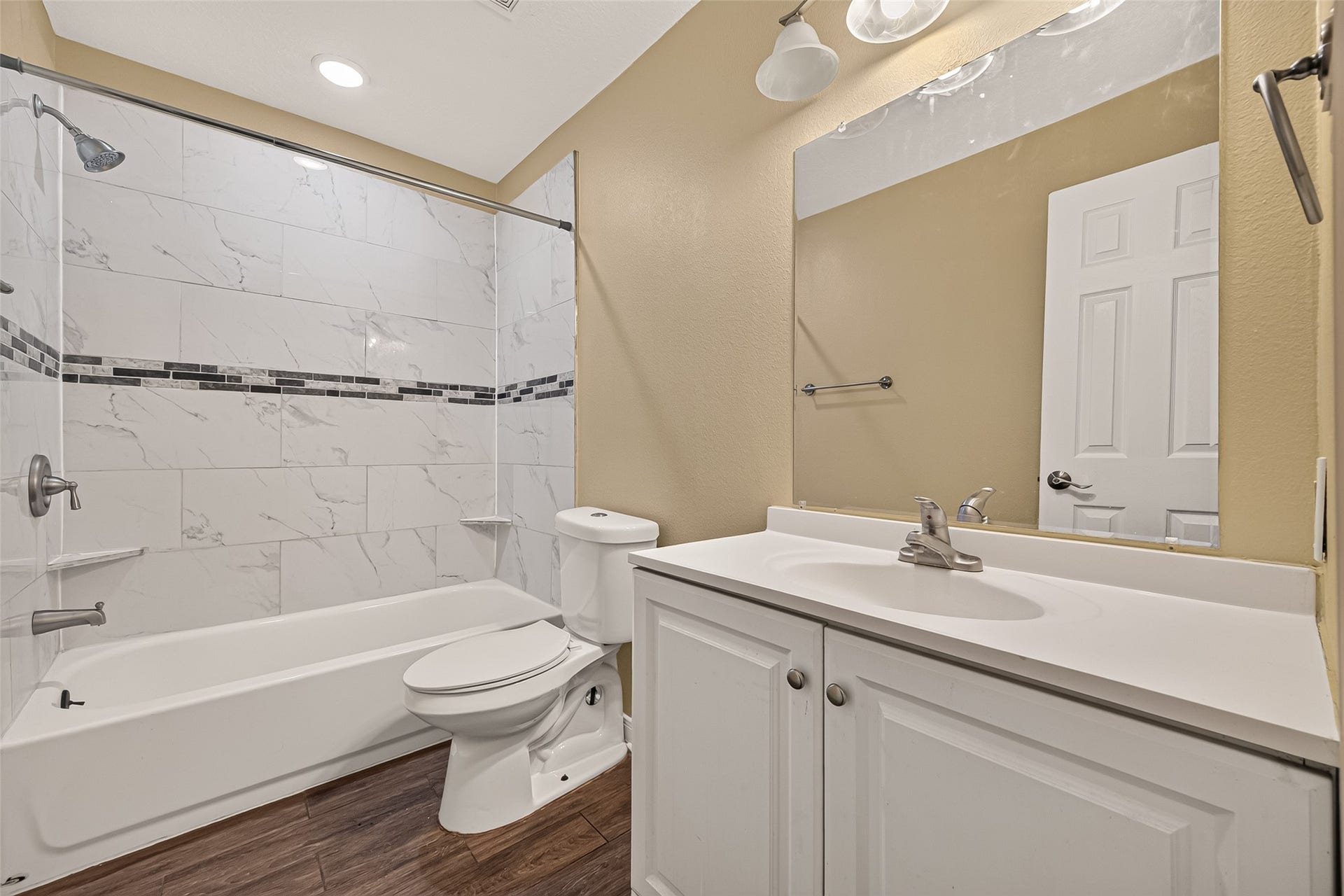 12818 Huntington Field Drive, Houston, TX 77099 Secondary Full Bathroom- 2nd Floor