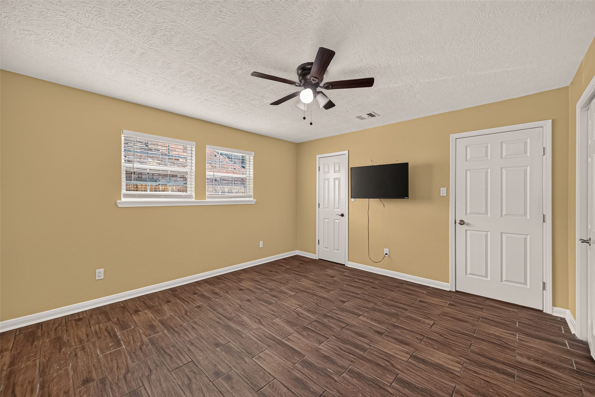 12818 Huntington Field Drive, Houston, TX 77099 Master bedroom-1st floor