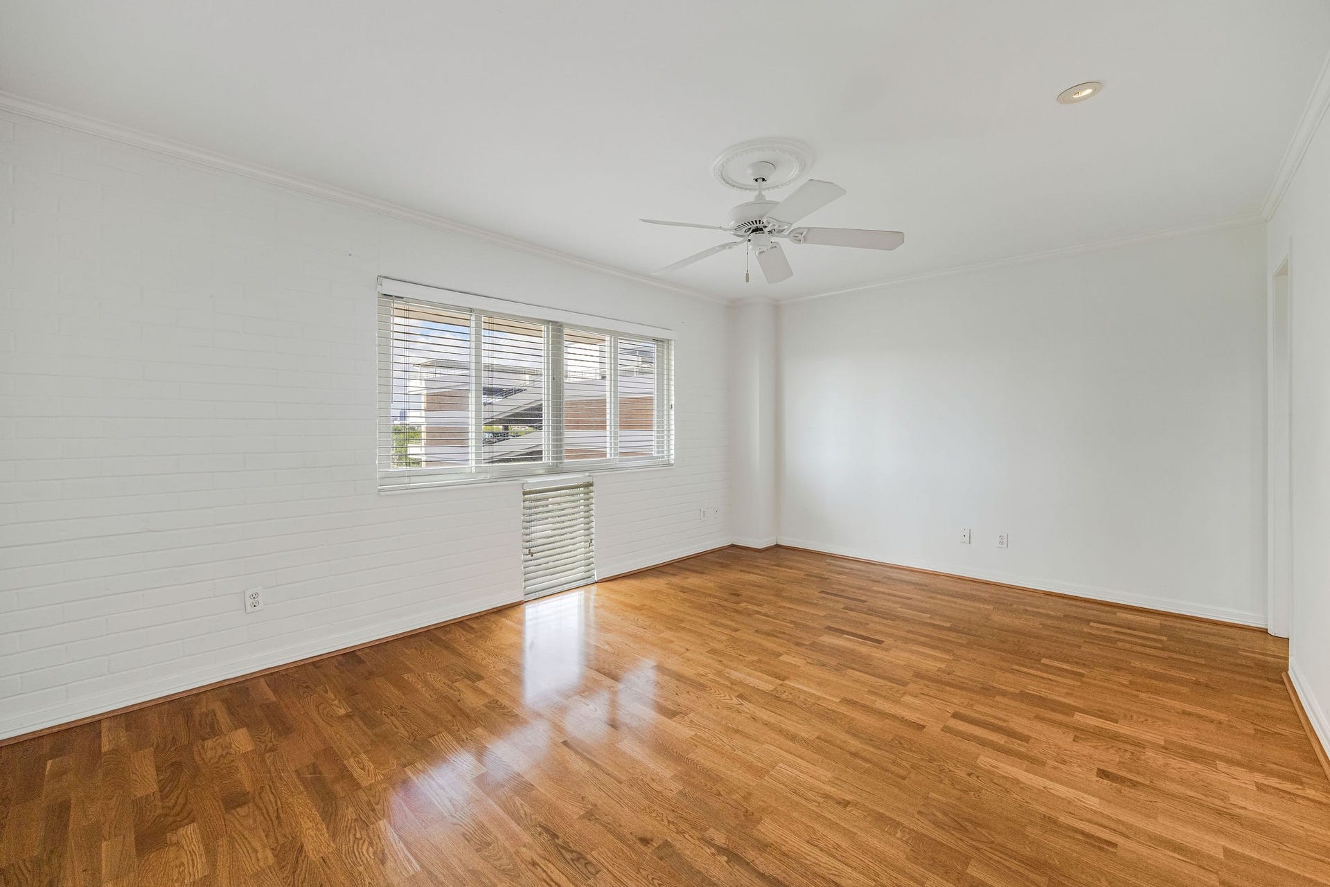 3600 Montrose Boulevard, #501, Houston, TX 77006 Bright and spacious bedroom with gleaming hardwood floors, large windows for natural light, and a ceiling fan for comfort.