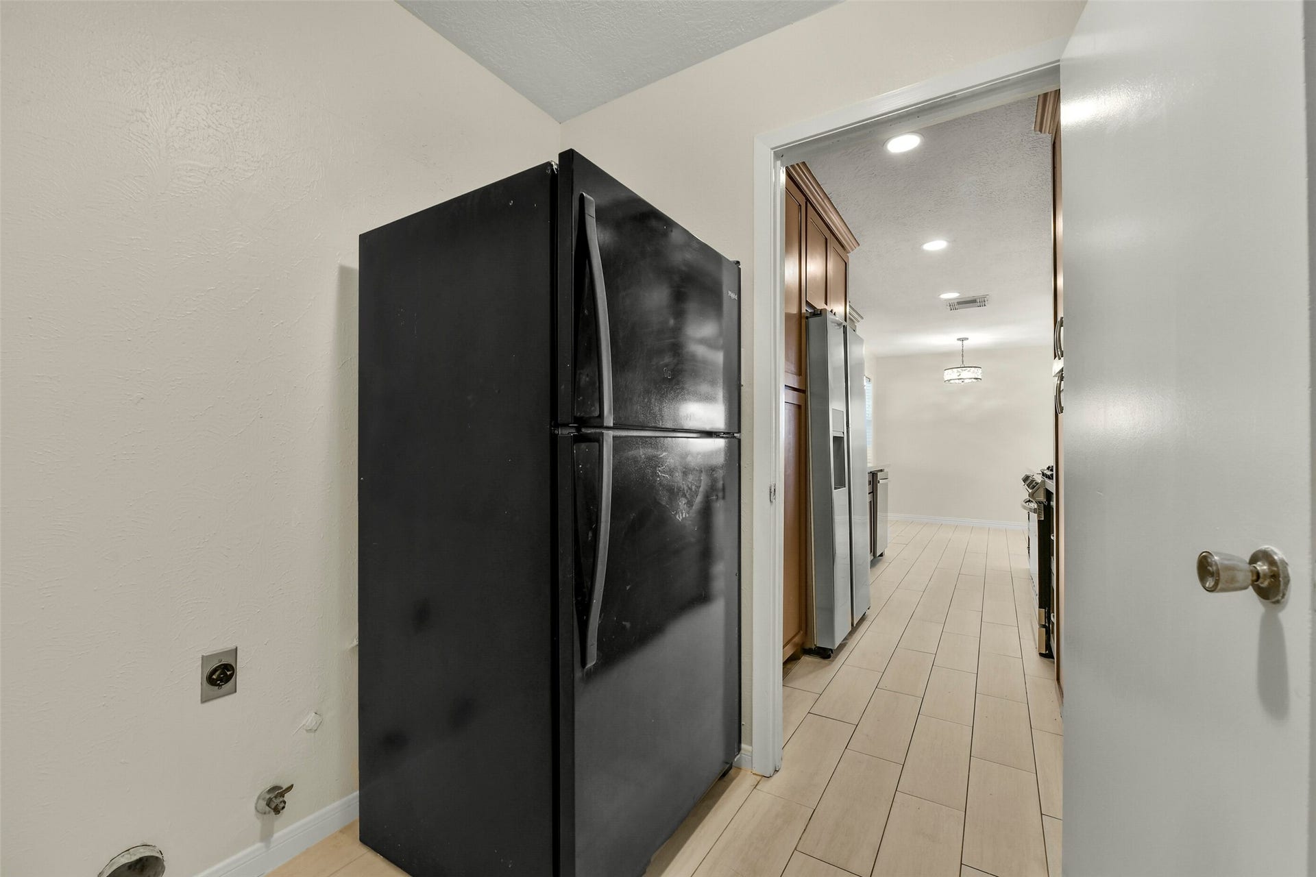5003 Colombia Drive, Pasadena, TX 77505 Utility area with convenient access to a modern kitchen.