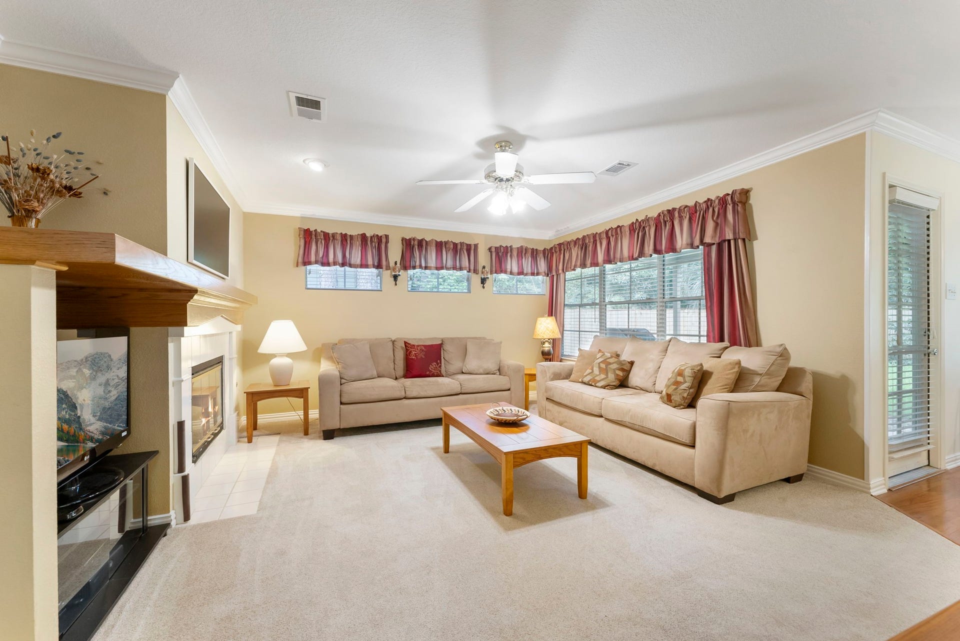 74 E Greywing Circle, The Woodlands, TX 77382 Here we are in the family room