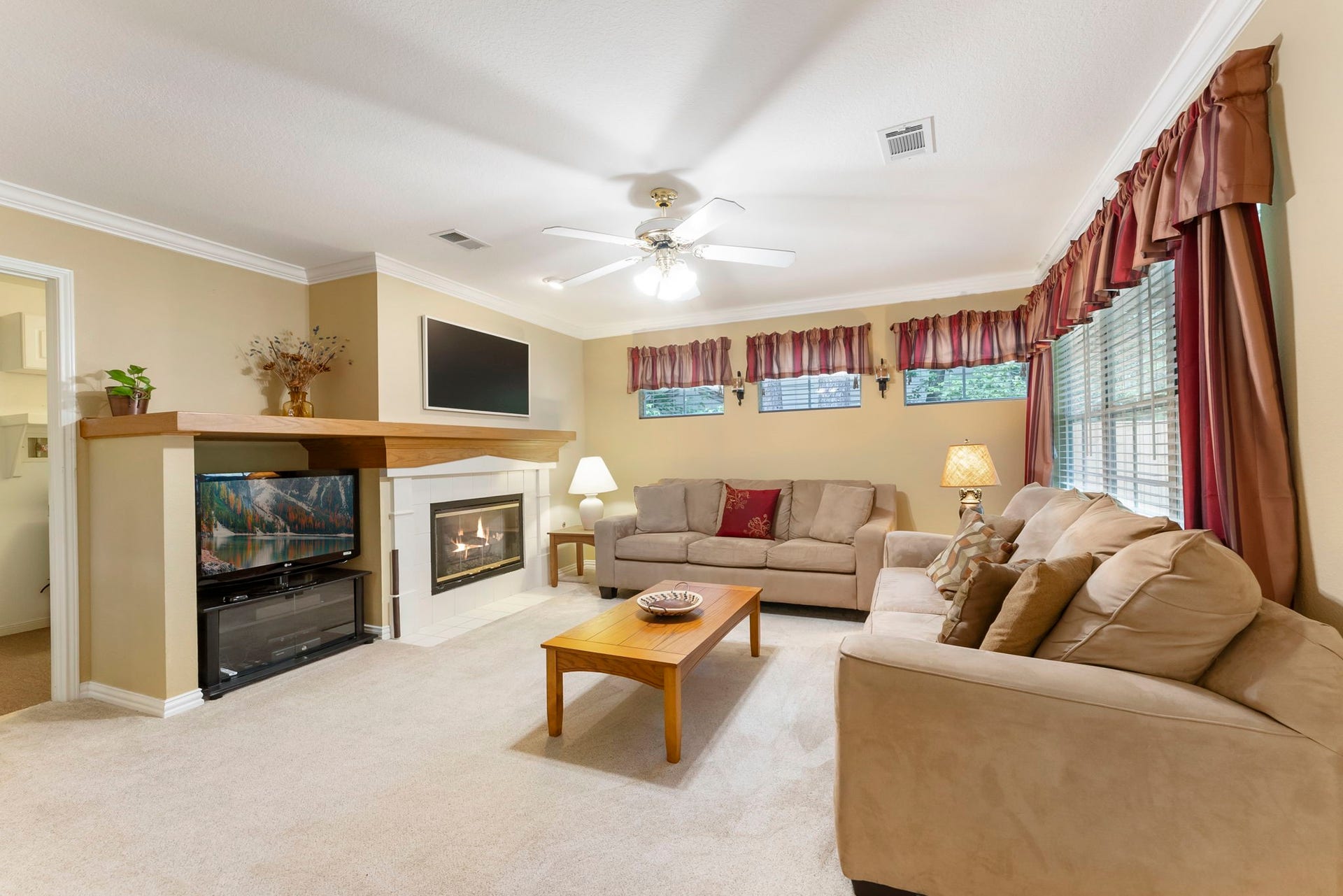 74 E Greywing Circle, The Woodlands, TX 77382 Spacious and right off kitchen and breakfast room..........