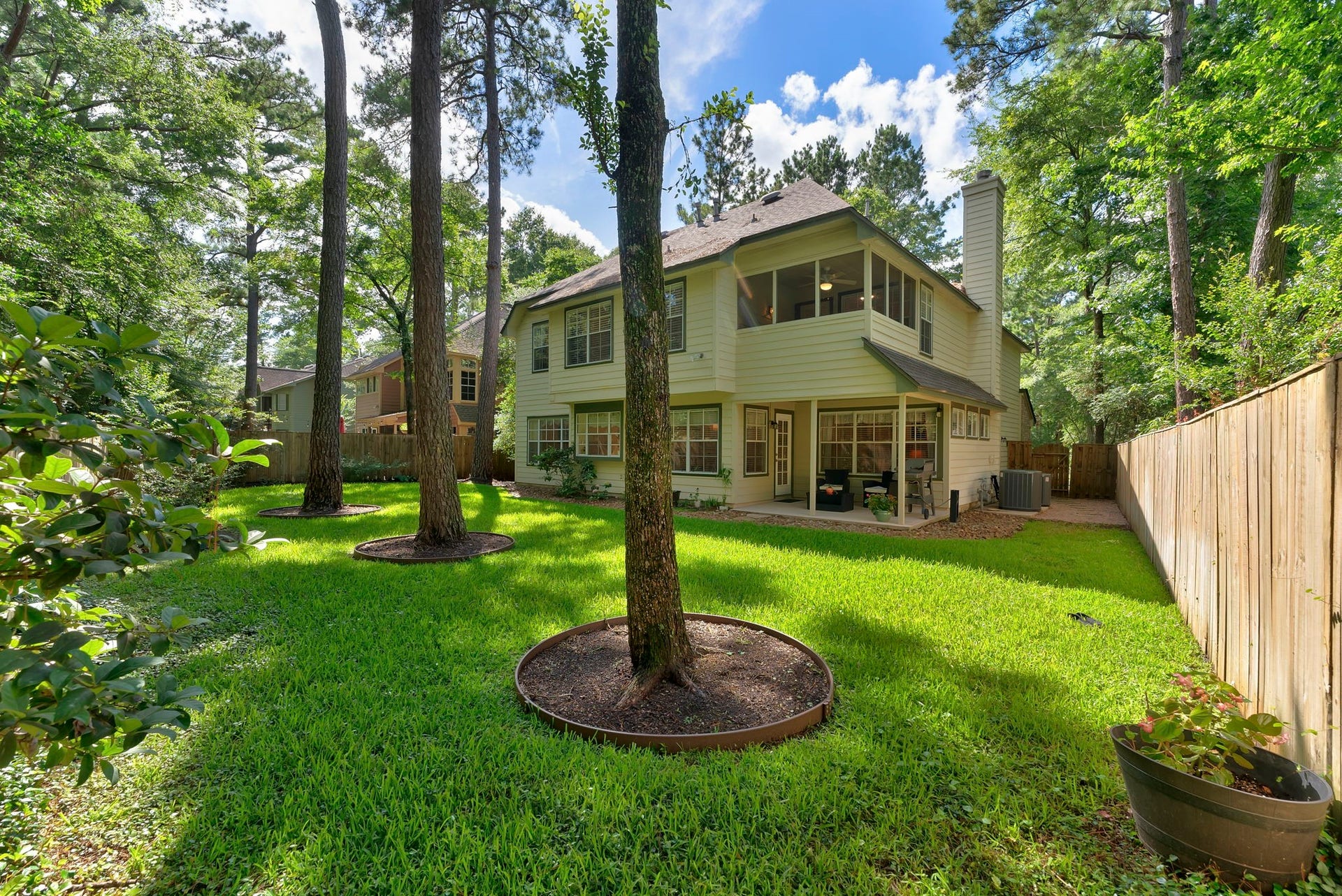 74 E Greywing Circle, The Woodlands, TX 77382 The homeowners have kept the yard in pristine condition.......