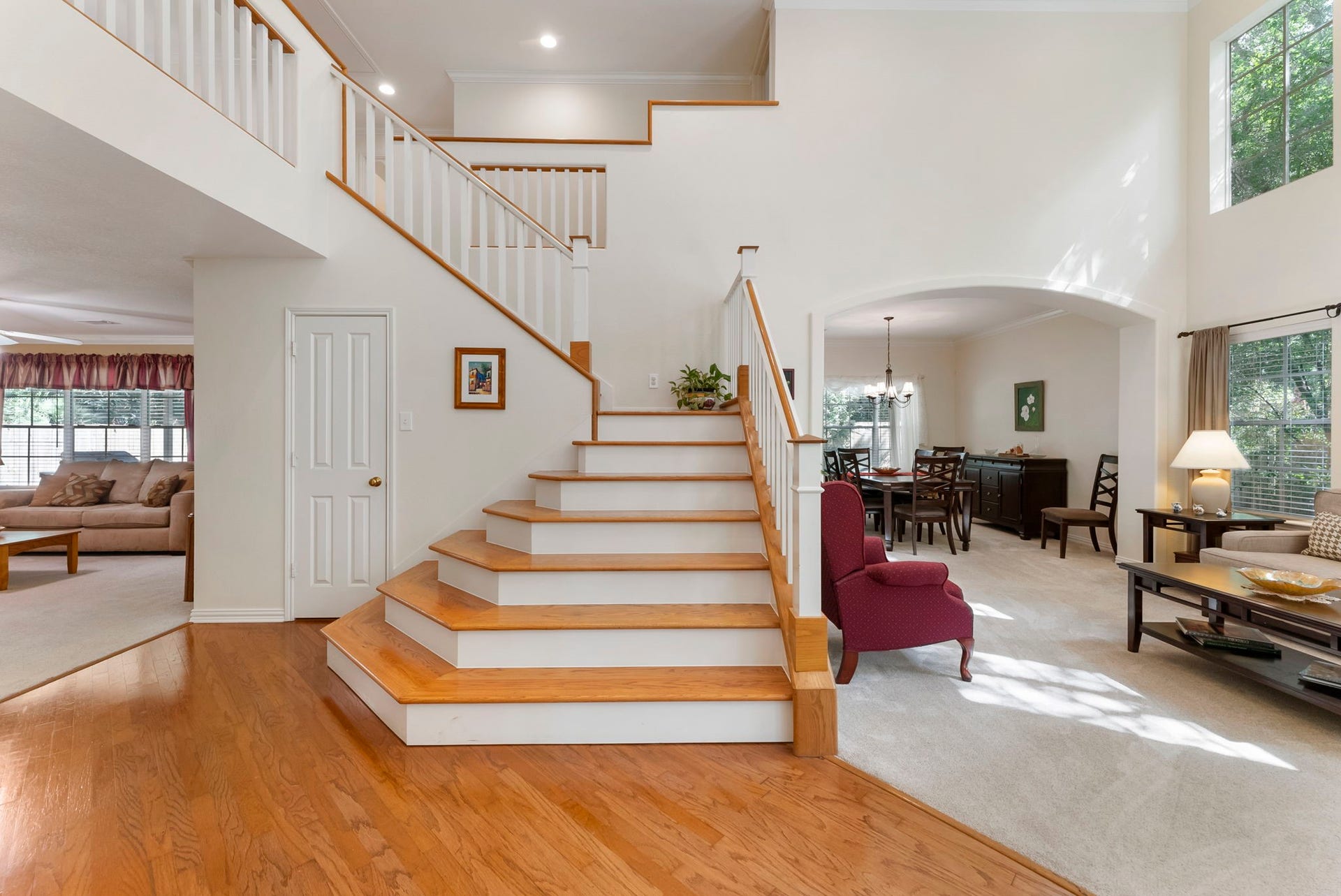 74 E Greywing Circle, The Woodlands, TX 77382 The staircase is dramatic and gives an artistic touch.