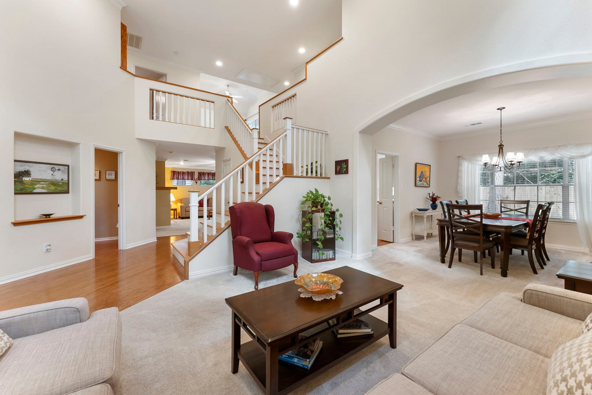 74 E Greywing Circle, The Woodlands, TX 77382 This home is in pristine condition.........